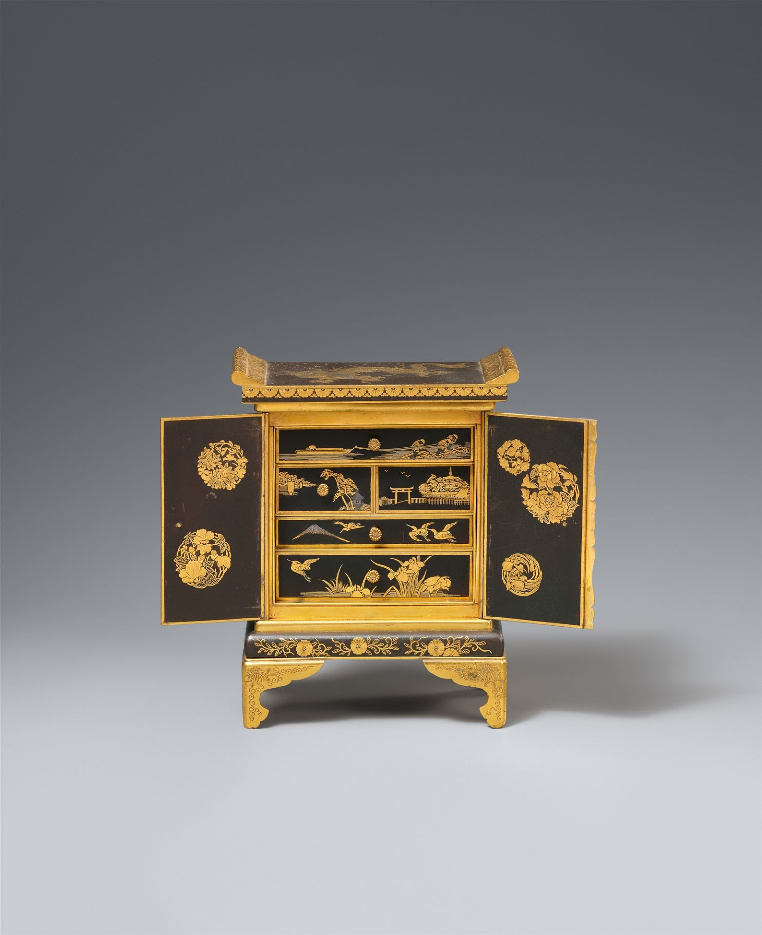 Kleines Kabinettschränkchen im Komai-Stil. Eisen mit Gold- und Silberauflage. Ca. 1900
