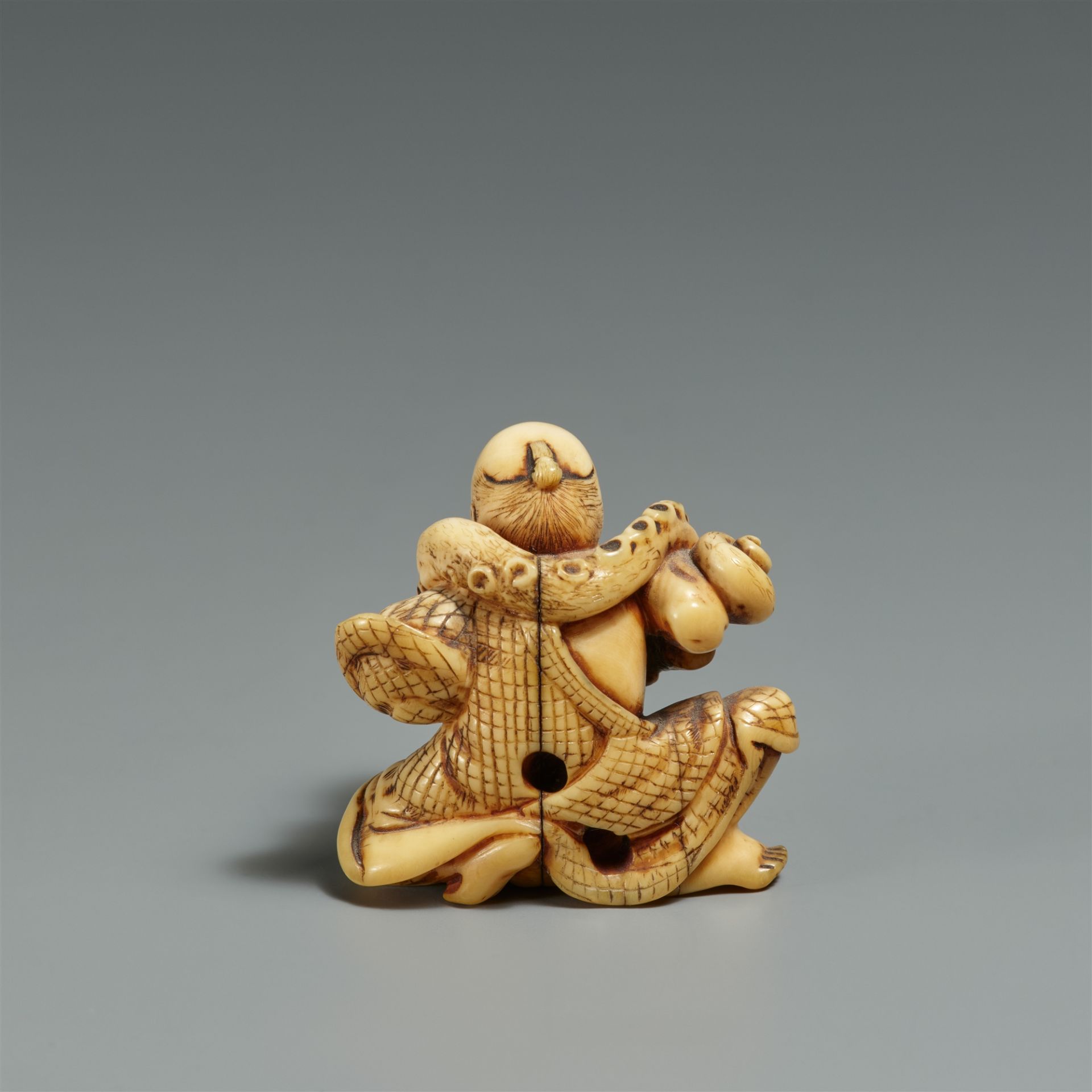 An ivory netsuke of a cook with an octopus tentacle. Mid-19th century - Image 2 of 4