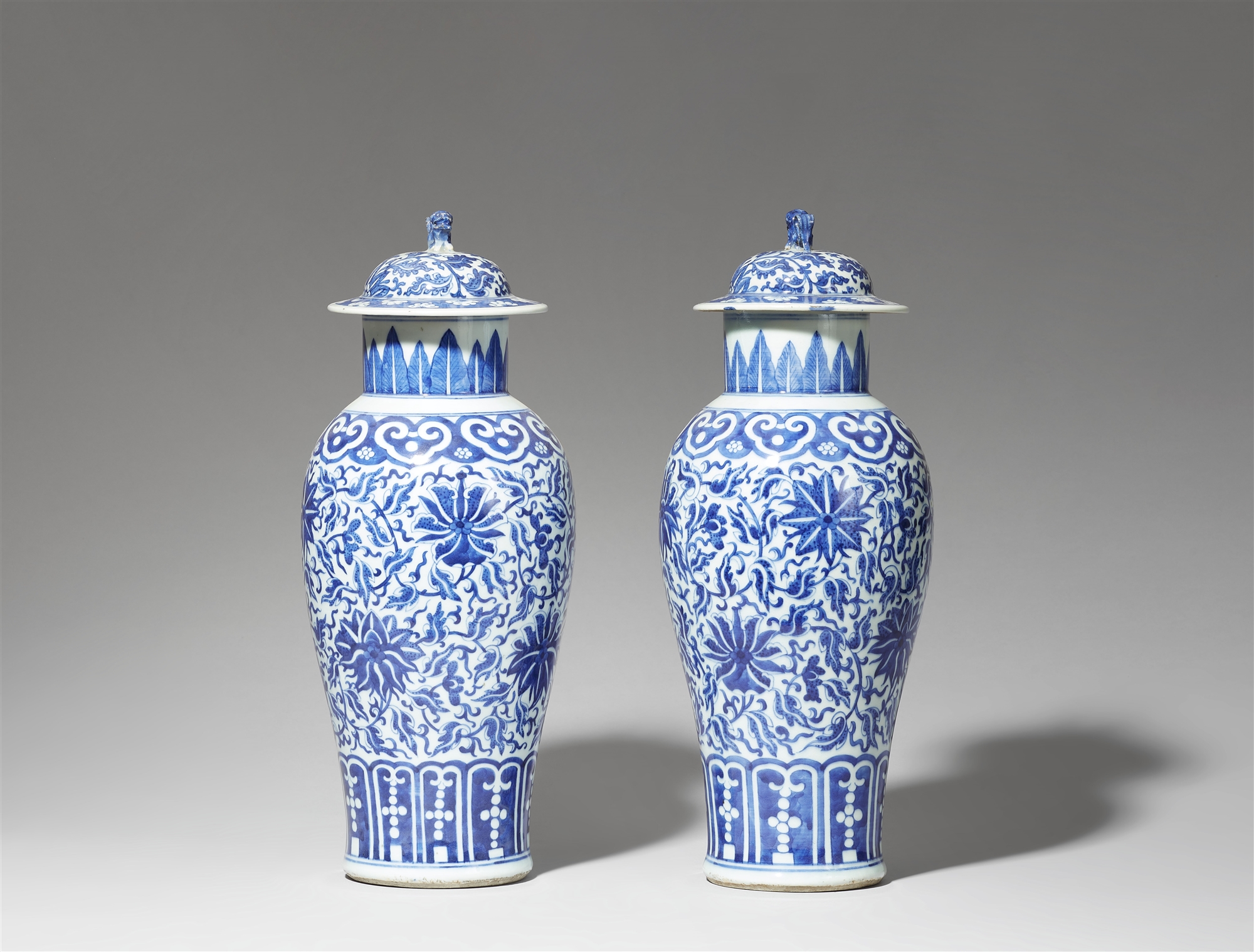 A pair of blue and white lidded baluster vases. Qing dynasty, 19th century - Image 4 of 4