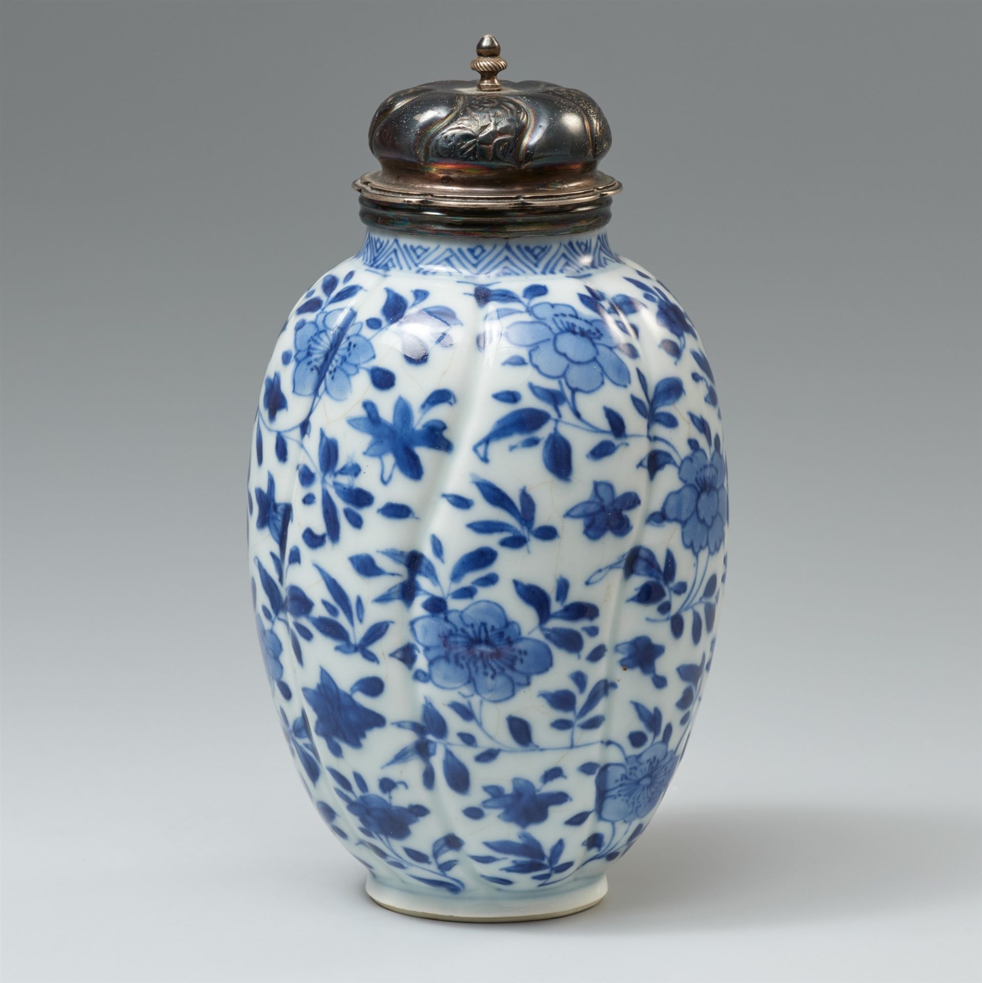 A blue and white tea caddy with silver lid. Kangxi period (1662-1722) - Image 2 of 2