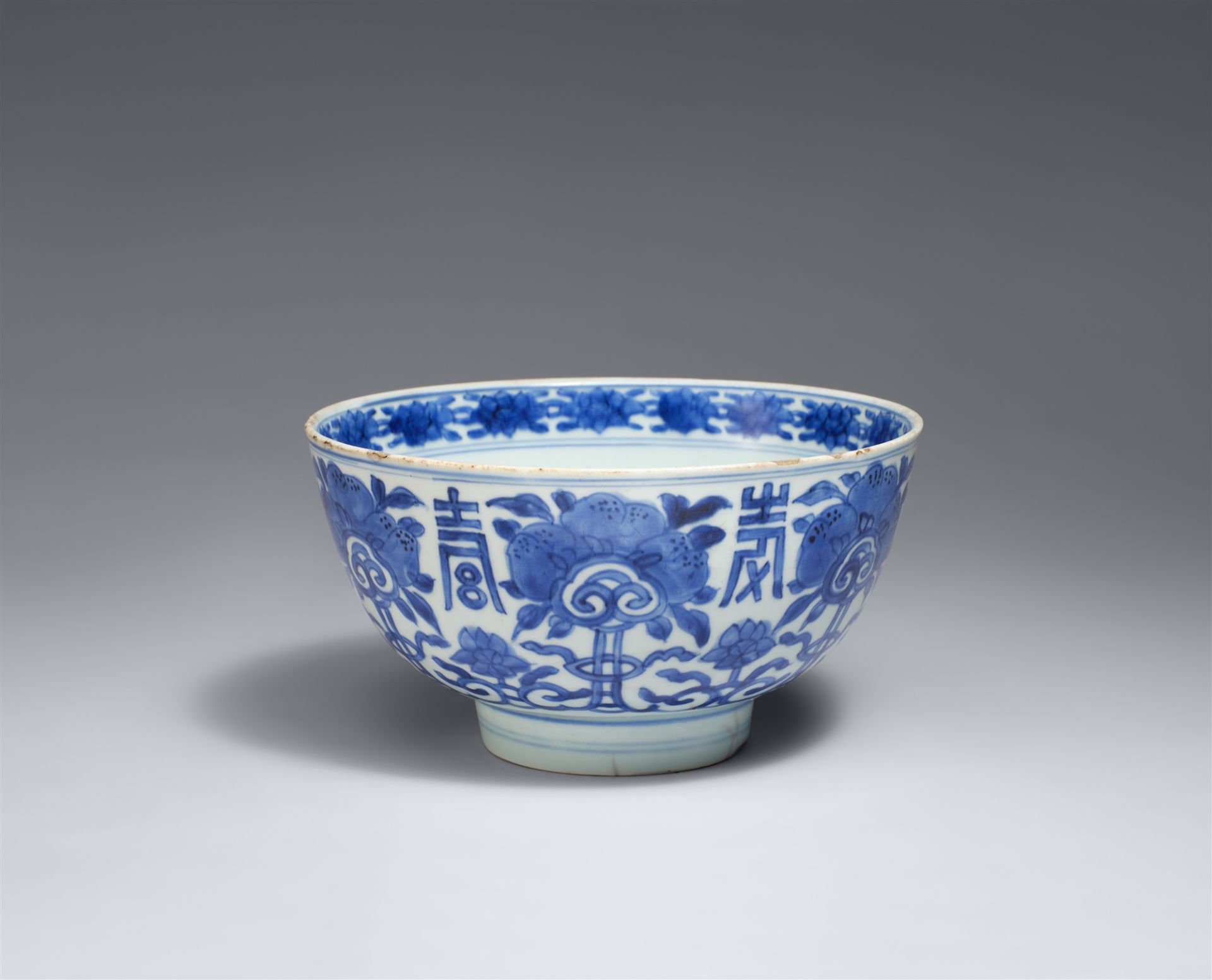 A blue and white 'shou'-bowl. Kangxi period (1662-1722)