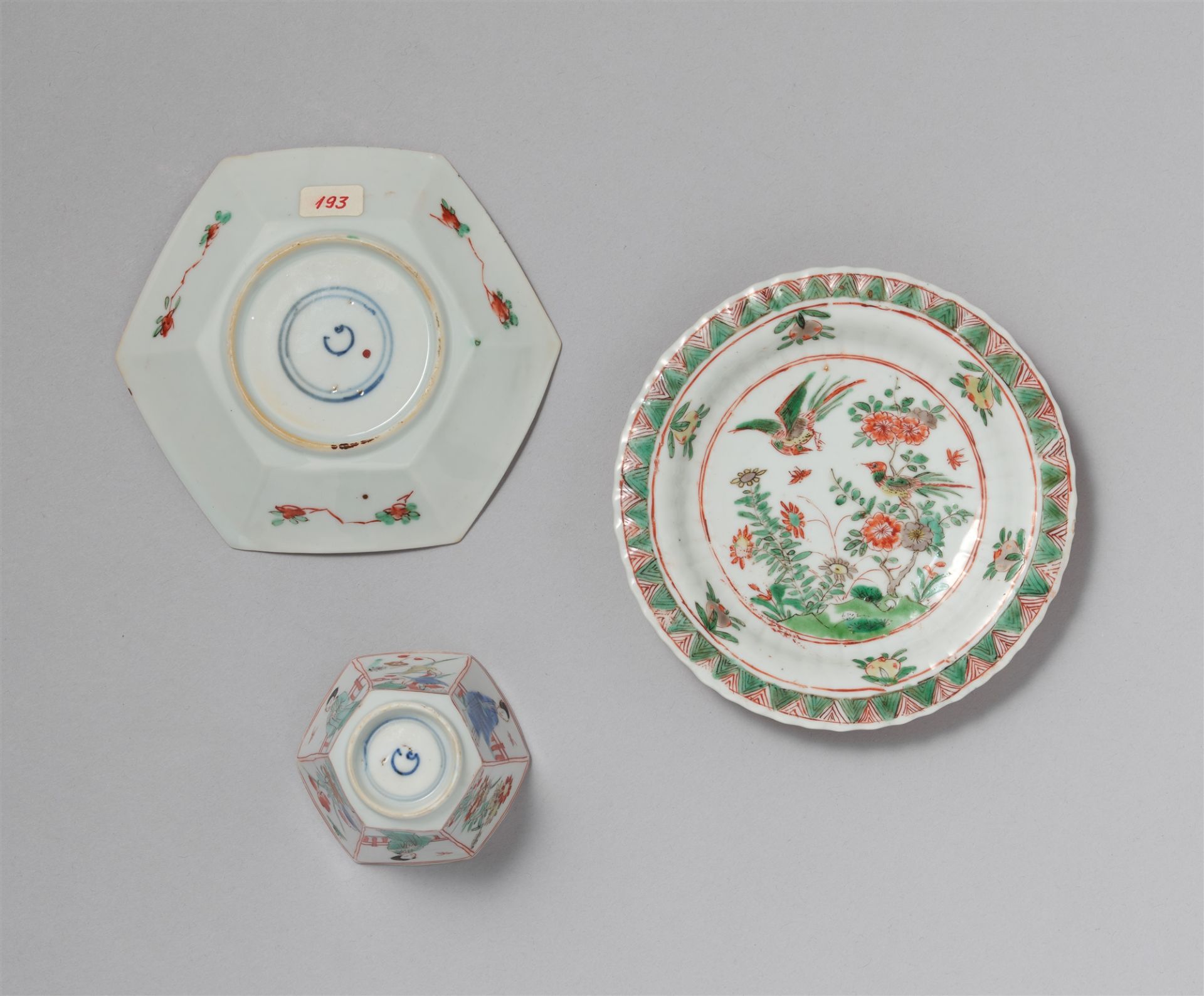 A famille verte hexagonal cup and saucer. Kangxi period (1662-1722) - Image 2 of 2