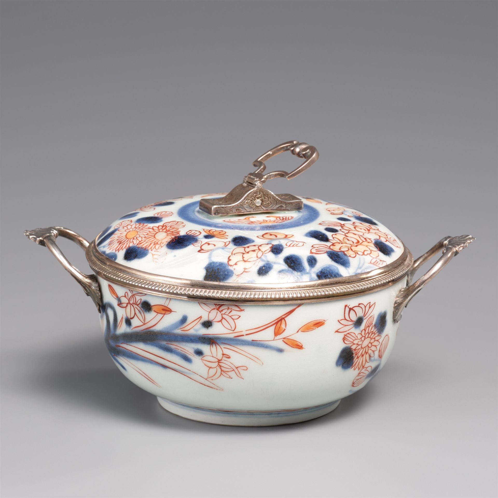 An Imari lidded bowl with French silver mounts. Arita. Around 1680, the mounts Paris, around 1732 - Image 2 of 3