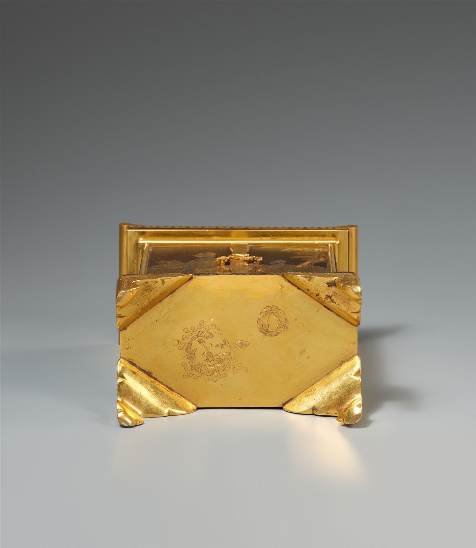 Kleines Kabinettschränkchen im Komai-Stil. Eisen mit Gold- und Silberauflage. Ca. 1900 - Bild 4 aus 4