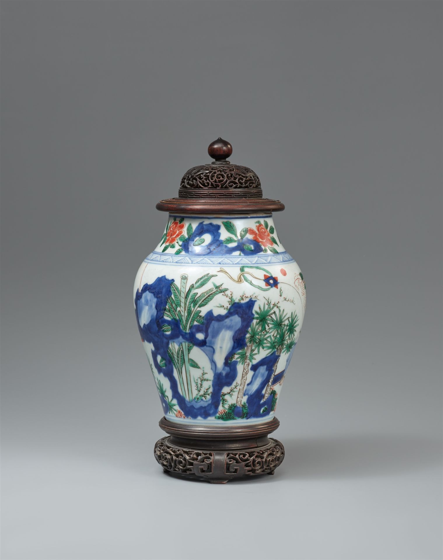 A wucai baluster jar. Transitional period, 17th century - Image 2 of 3