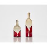 Zwei Flaschen 'Pavoni' , Venini & C., Murano, der Entwurf Tapio Wirkkala, die Ausführung 1982.