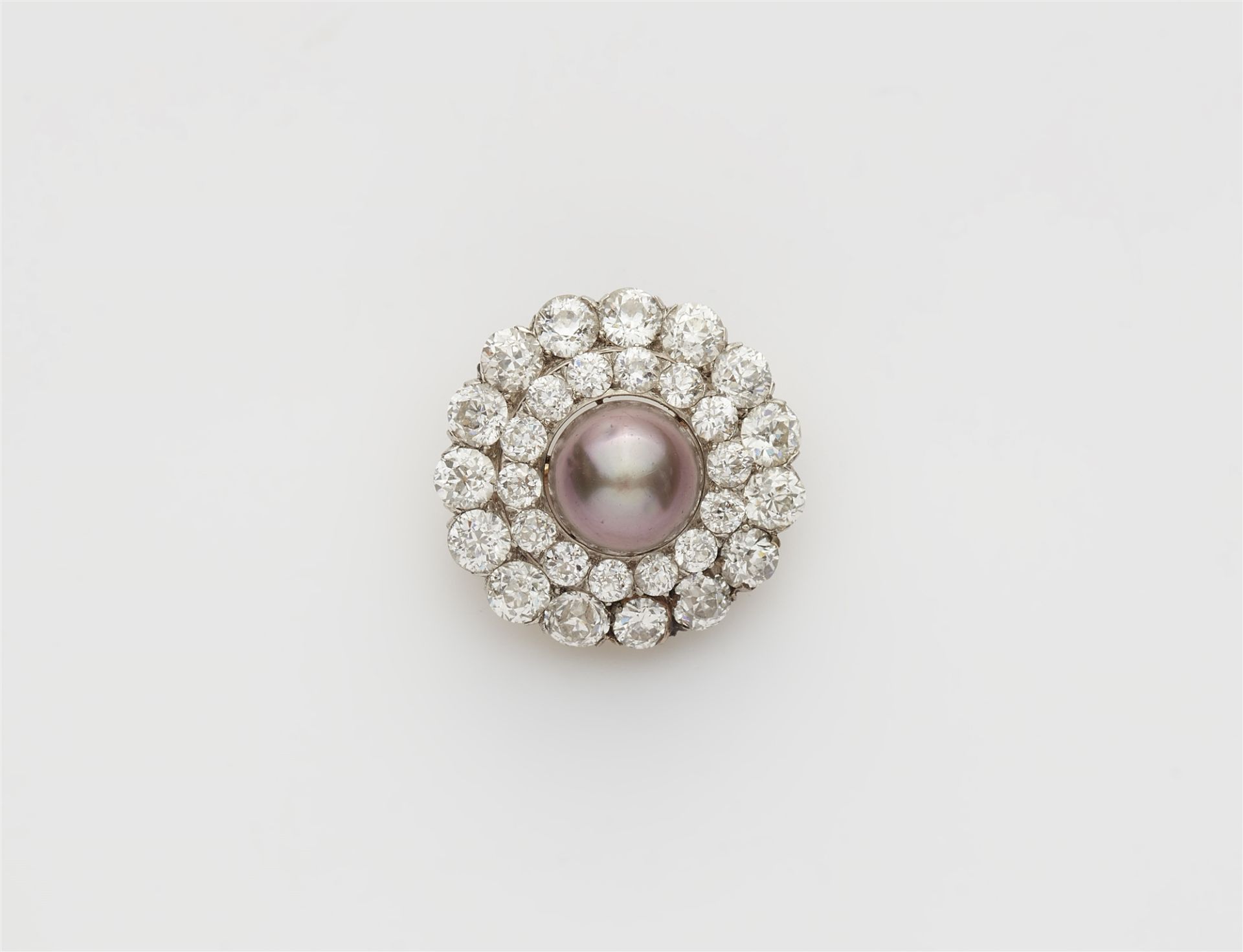 Diamantbrosche mit farbiger Perle