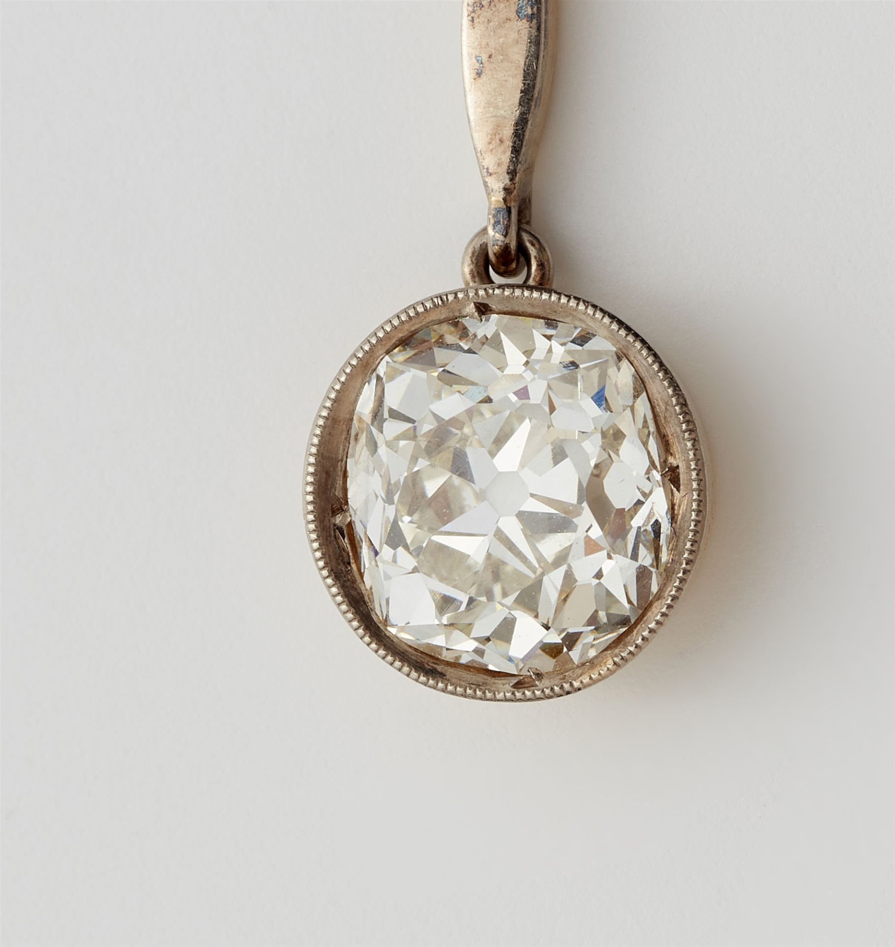 A Belle Epoque 14 kt gold platinum and European old-cut diamond solitaire pendant necklace. - Image 2 of 3