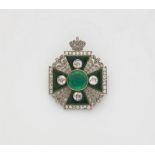 Fürstliche Ordenskreuz-Brosche mit Smaragd