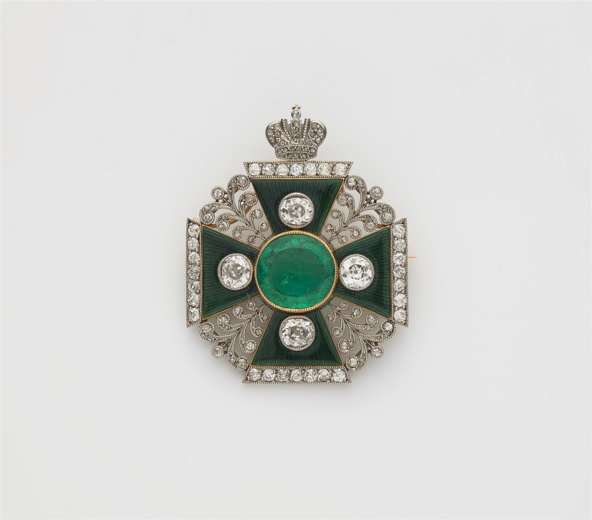 Fürstliche Ordenskreuz-Brosche mit Smaragd
