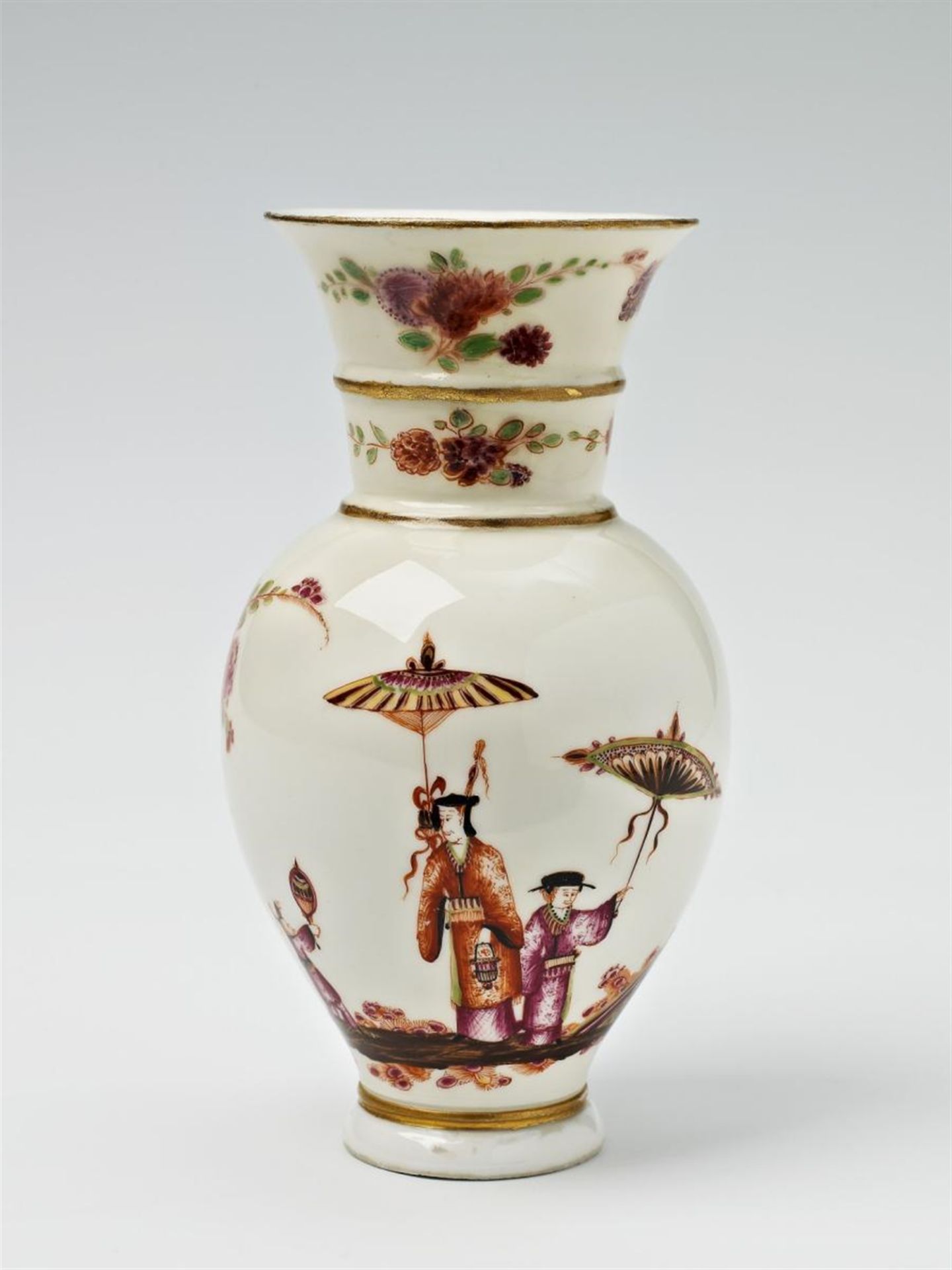 Kleine Augustus Rex-Vase mit Konturchinoiserie