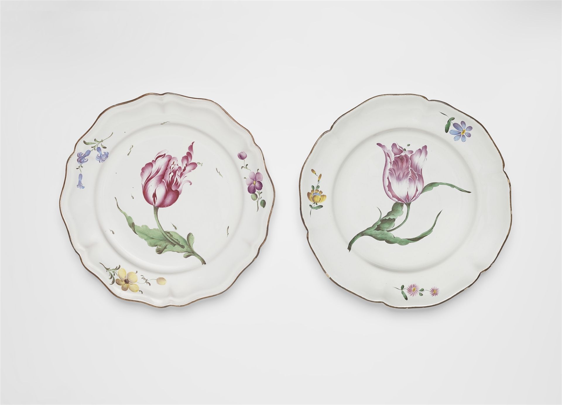 Runde Platte und zwei Teller mit 'fleurs esseulées' - Bild 2 aus 3