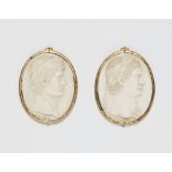 Zwei ovale Reliefs mit den Porträts von Augustus und Domitian