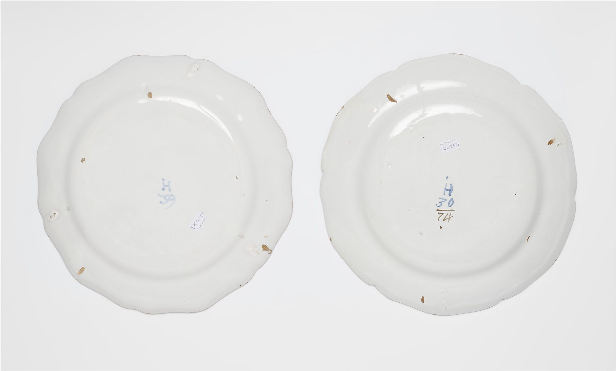 A round Strasbourg faience platter and two plates with 'fleurs esseulées' - Image 3 of 3