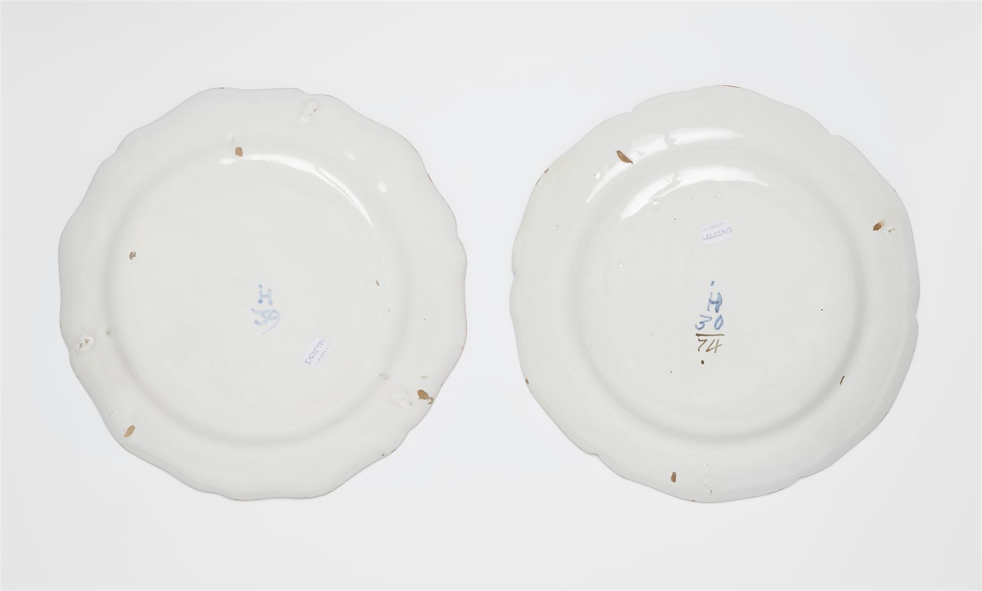 Runde Platte und zwei Teller mit 'fleurs esseulées' - Bild 3 aus 3