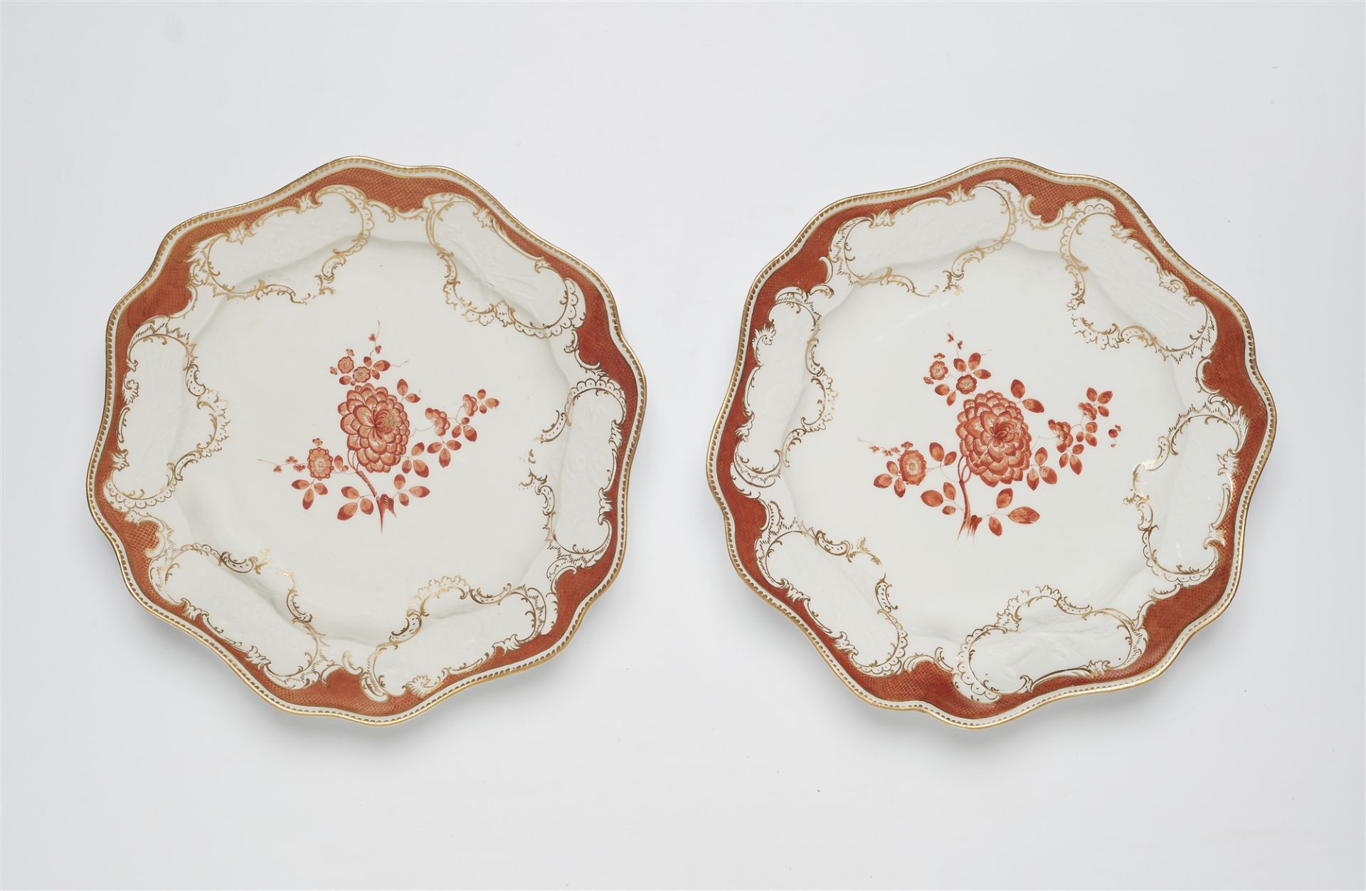 Paar Schüsseln aus dem Tafelservice für Friedrich II mit rotem Mosaikrand und indianischer Blume