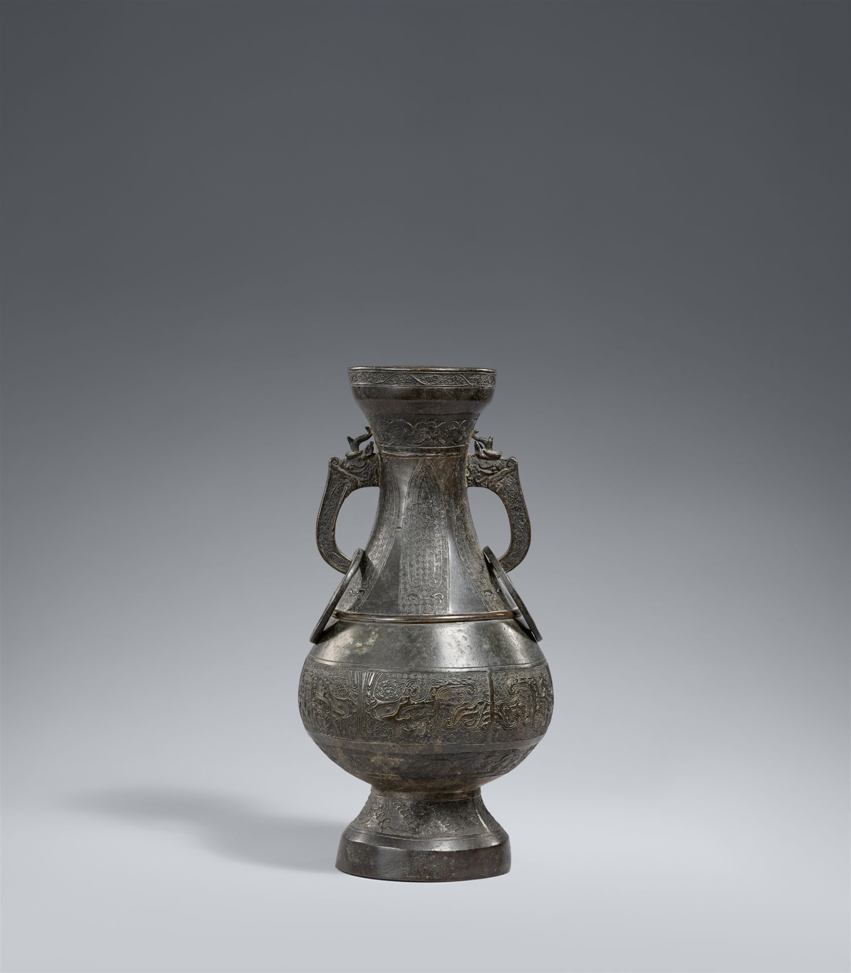 Große Vase im Stil der Yuan-Zeit. Bronze. 18./19. Jh.