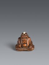 Okimono-Netsuke des Daruma beim kamifuki-Spiel. Buchsbaum. 2. Hälfte 19. Jh.