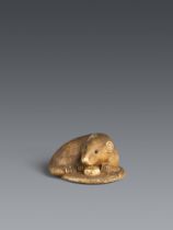 Netsuke einer großen Ratte auf einem geflochtenen Kissen. Elfenbein. Um 1900