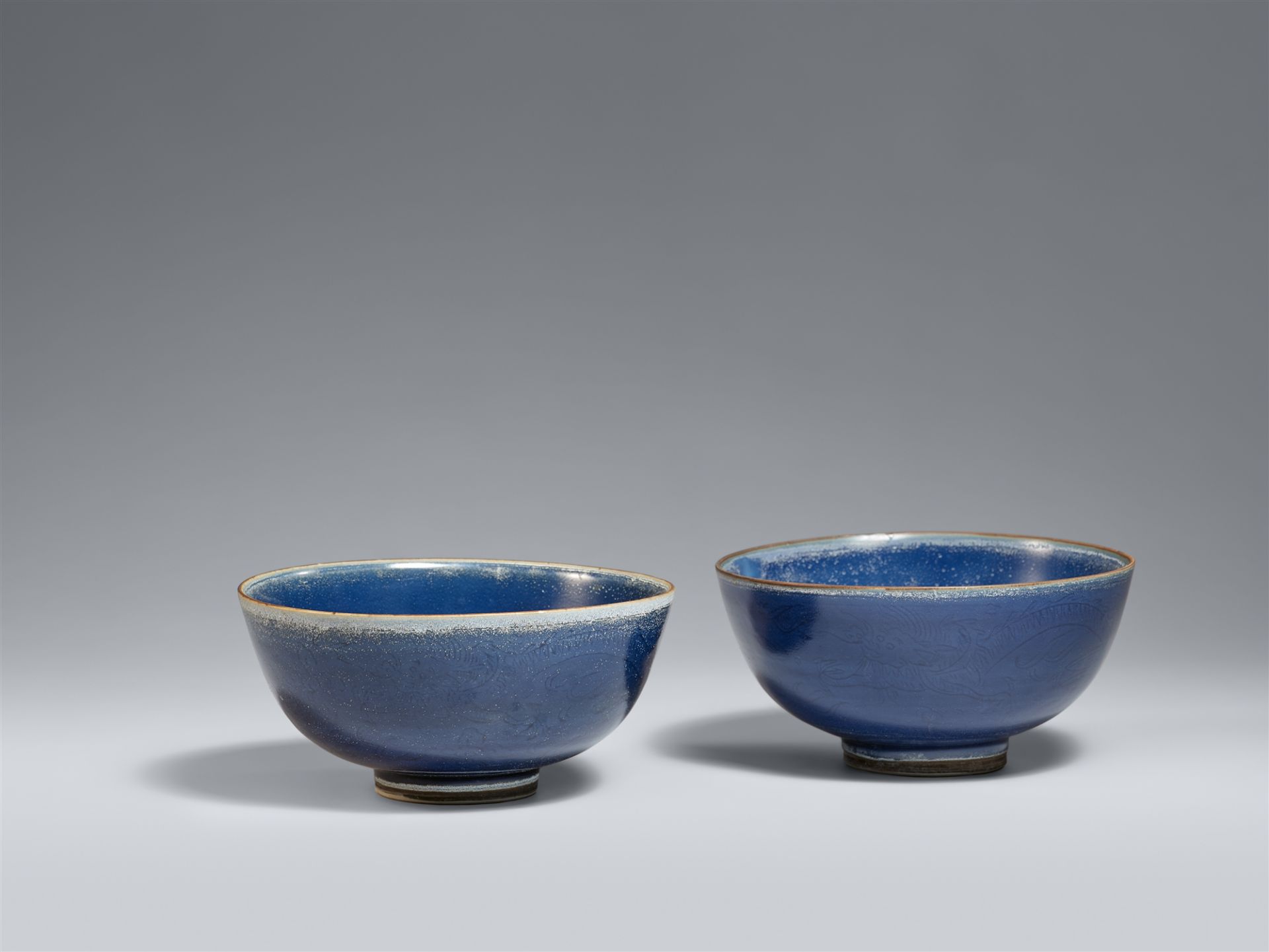 Paar blauglasierte Drachenkummen. Ming-Zeit, ca. 1640
