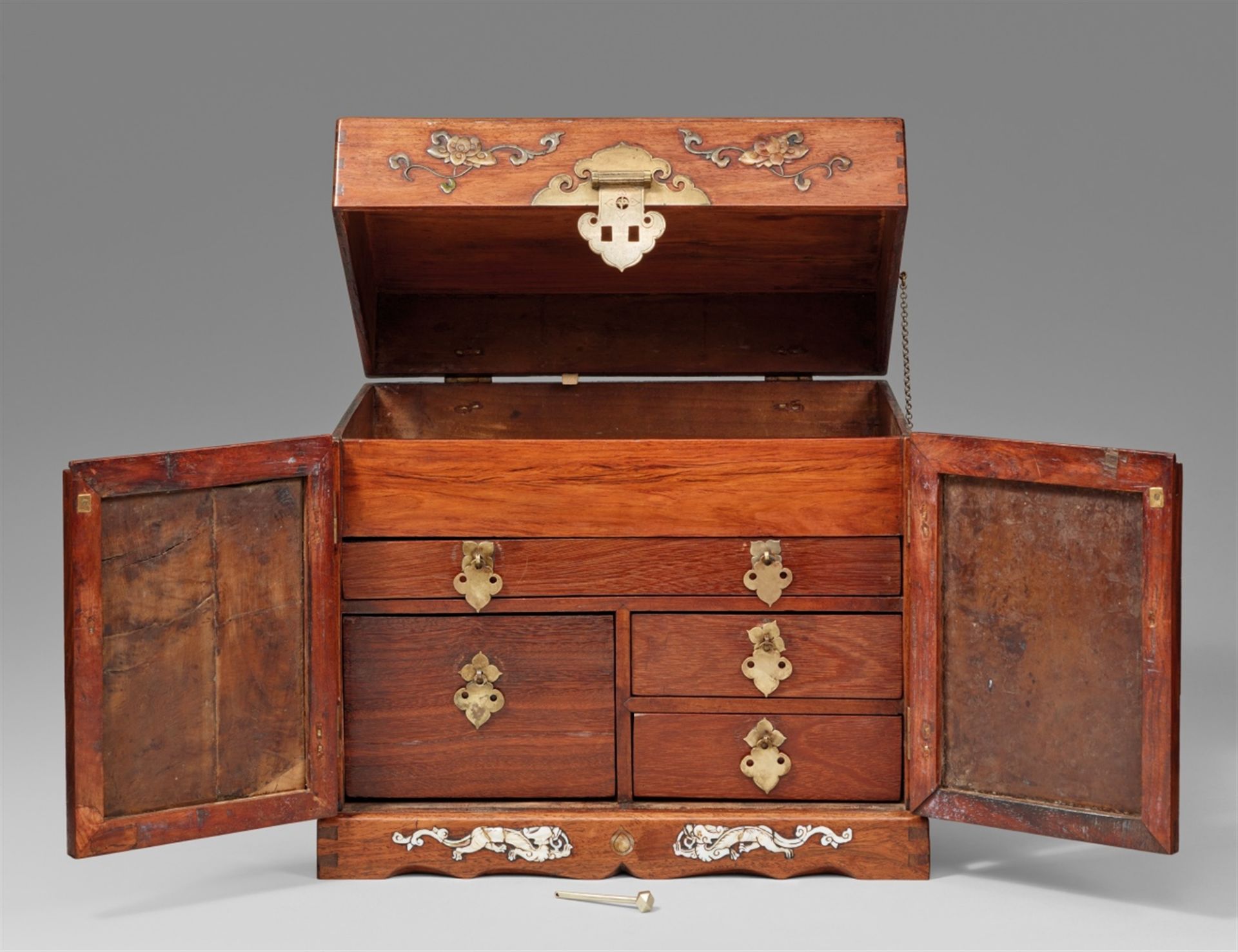 An inlaid huanghuali wood seal chest. 17th century - Image 10 of 10