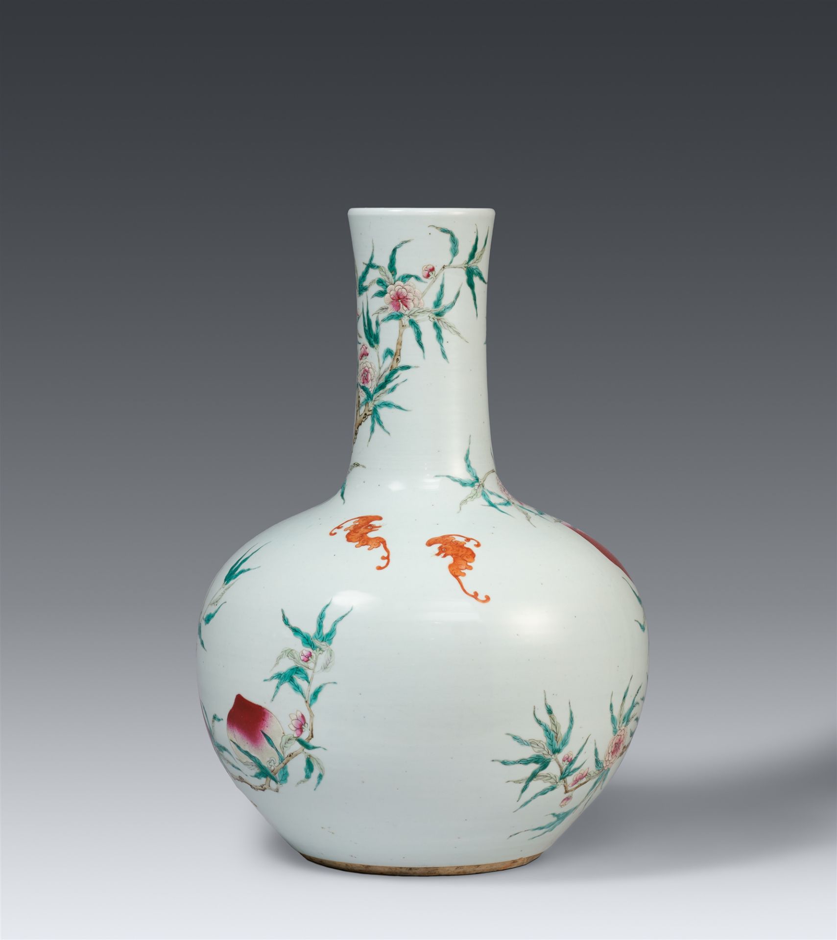 A large famille rose vase with nine-peaches decoration. Qing dynasty, 19th/ early 20th century - Image 2 of 2