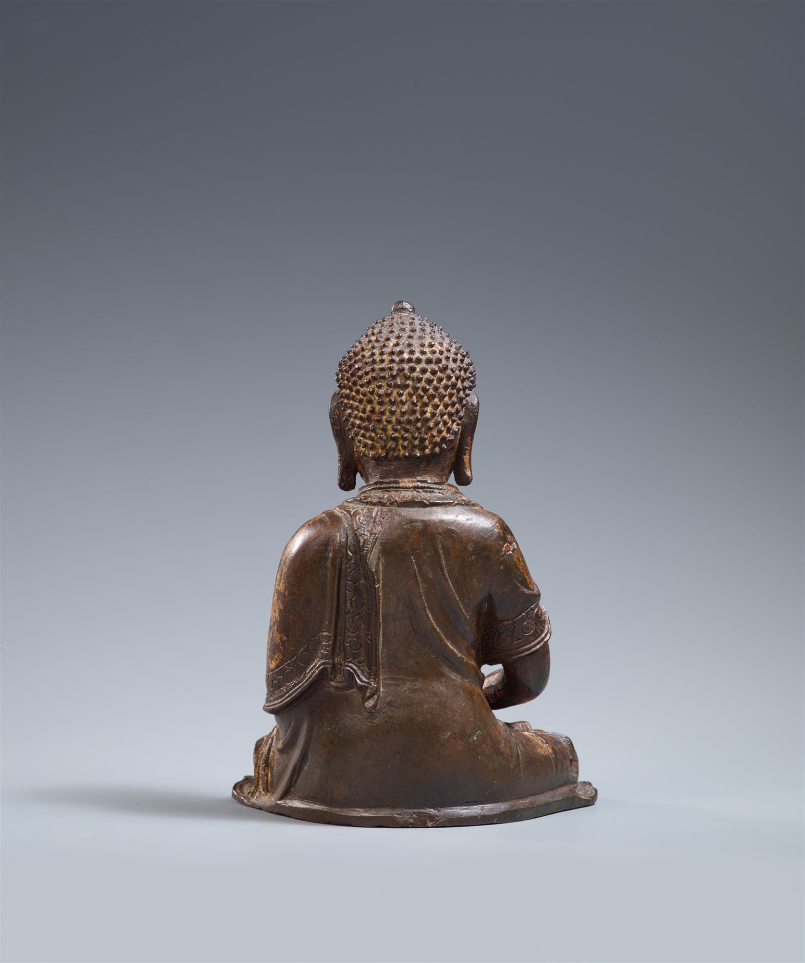 A small gilded and lacquered bronze figure of Buddha Shakyamuni. Ming dynasty, 16th century - Image 2 of 2