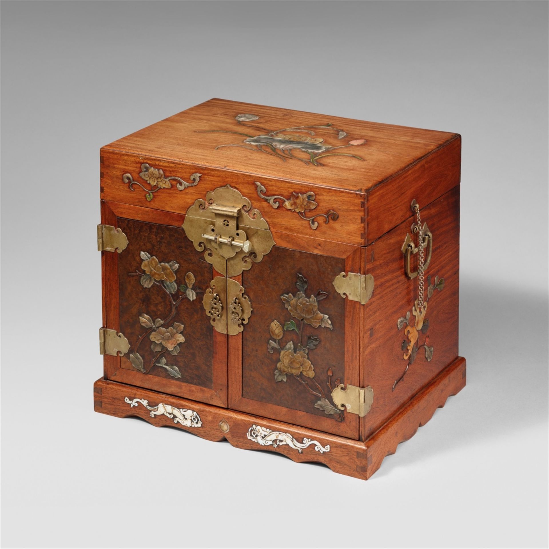 An inlaid huanghuali wood seal chest. 17th century - Image 9 of 10