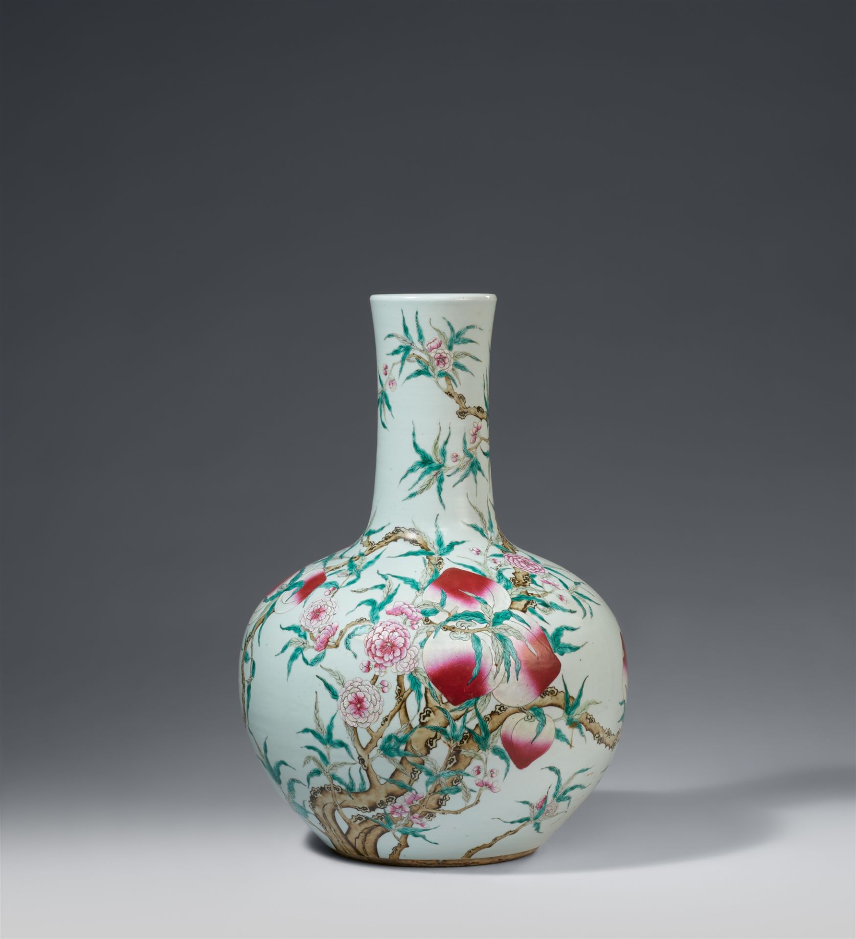 Große famille rose-Vase mit Neun-Pfirsich-Dekor. Qing-Zeit, 19. Jh./ frühes 20. Jh.