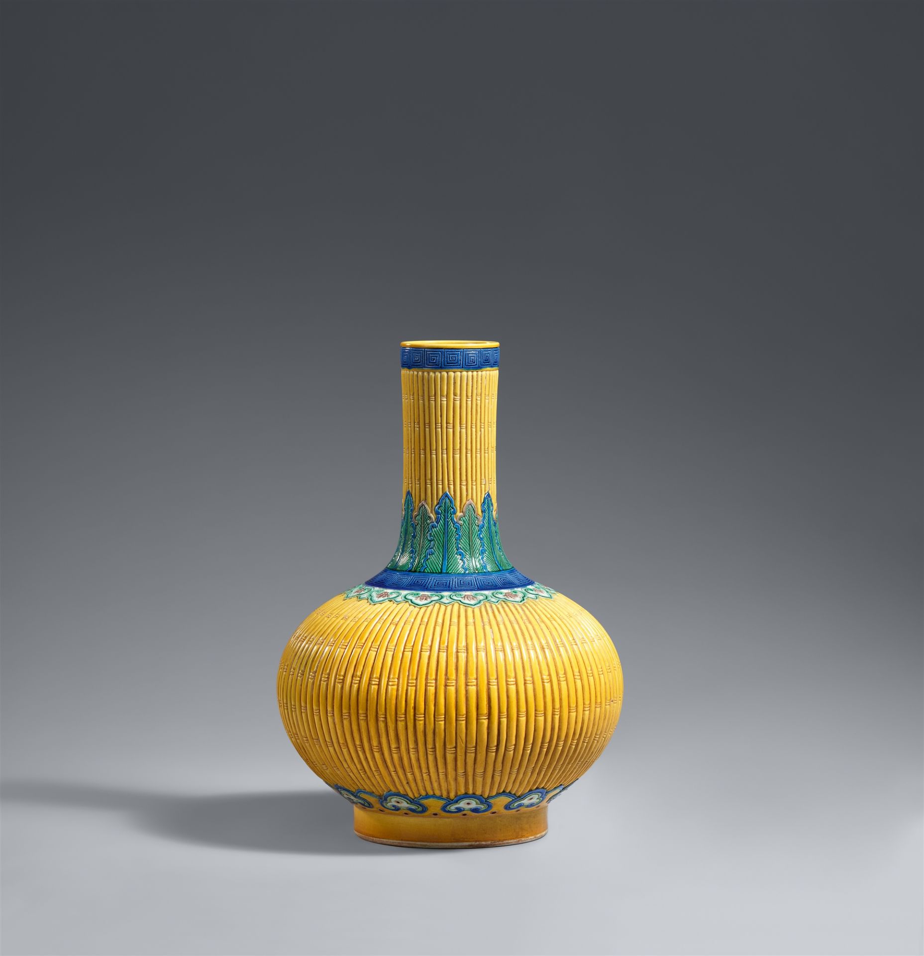 Gelbgrundige Vase mit Bambusdekor. 20 Jh.