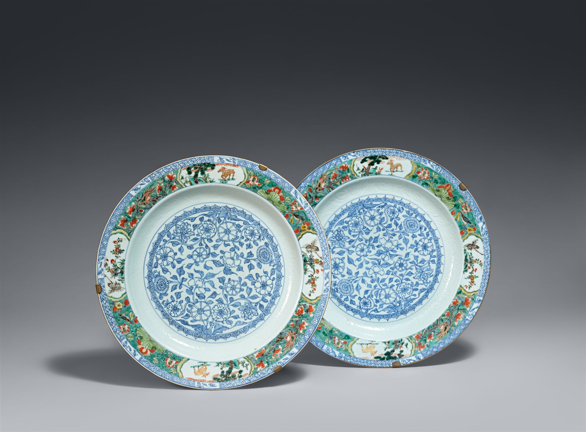 Feines Paar blau-weiß und famille verte-Teller. Kangxi-Ära, ca. 1700-20