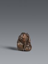 Netsuke der hockenden Ono no Komachi. Dunkles Holz. 19. Jh.