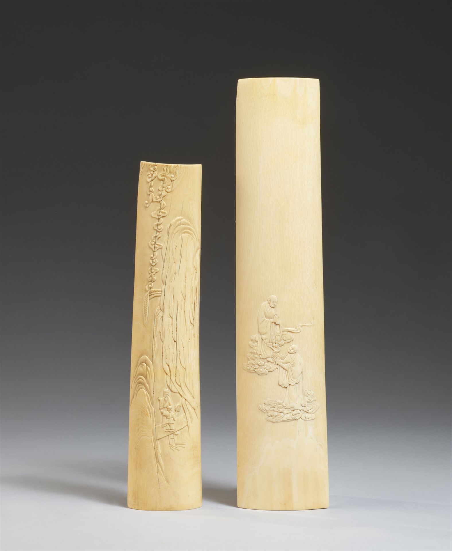Zwei Armgelenkstützen. Elfenbein. Späte Qing-Zeit/Republikzeit - Bild 2 aus 3