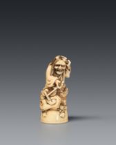 Netsuke der Kiyohime auf Glocke. Maritimes Elfenbein. 19. Jh.