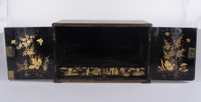 Lacquered and gilded wooden cabinet. 19th century. Qing Dynasty (1644-1912) or Regency. - Image 3 of 11