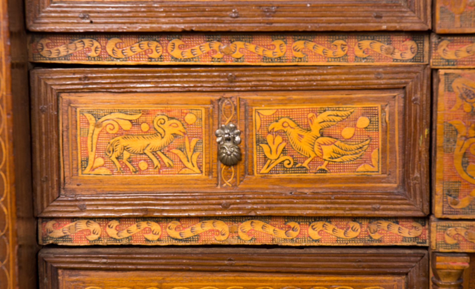 Cedar and fruit wood desk with incised, tinted decoration, inlay and iron fittings. Colonial work. V - Bild 13 aus 15