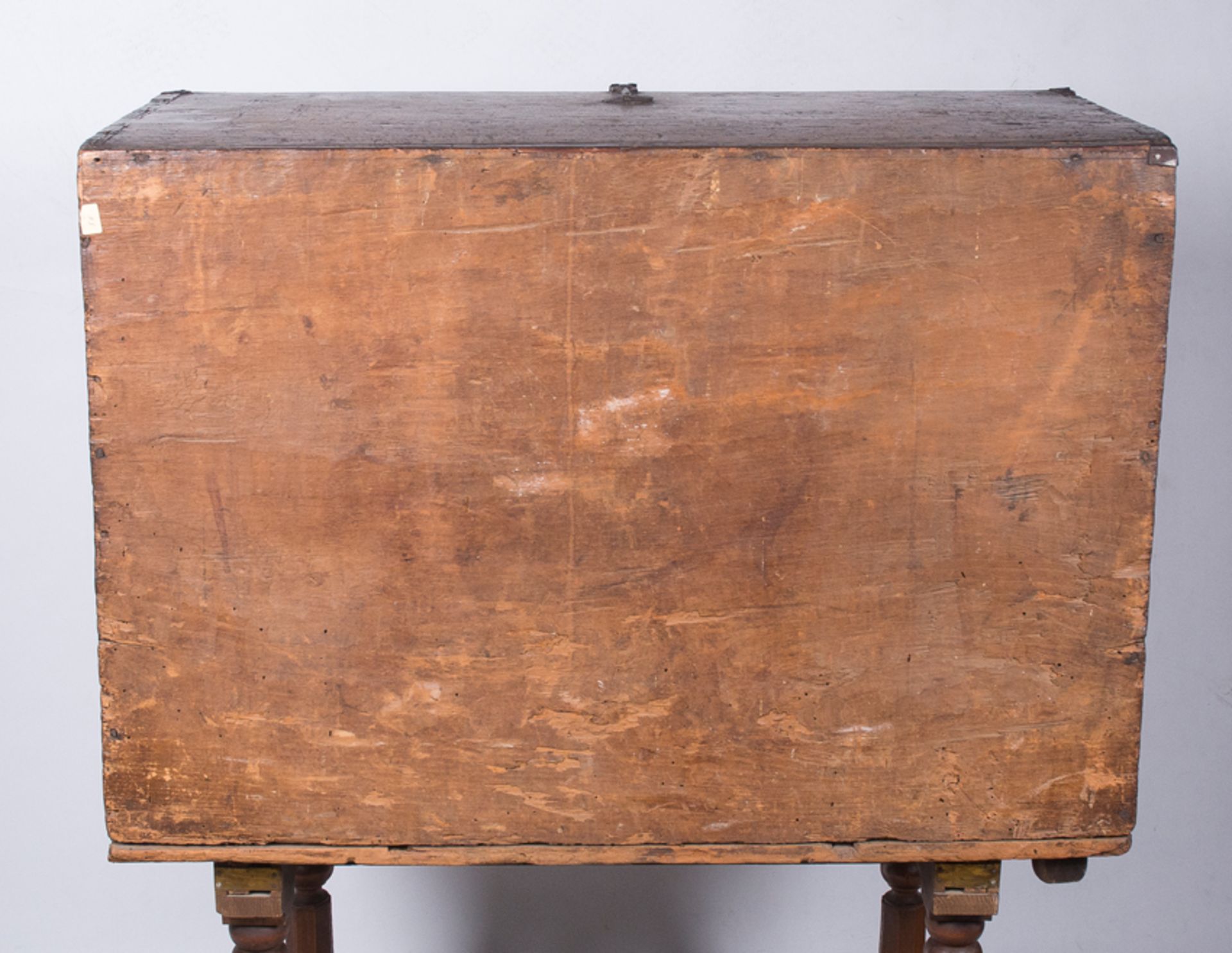 Cedar and fruit wood desk with incised, tinted decoration, inlay and iron fittings. Colonial work. V - Bild 15 aus 15