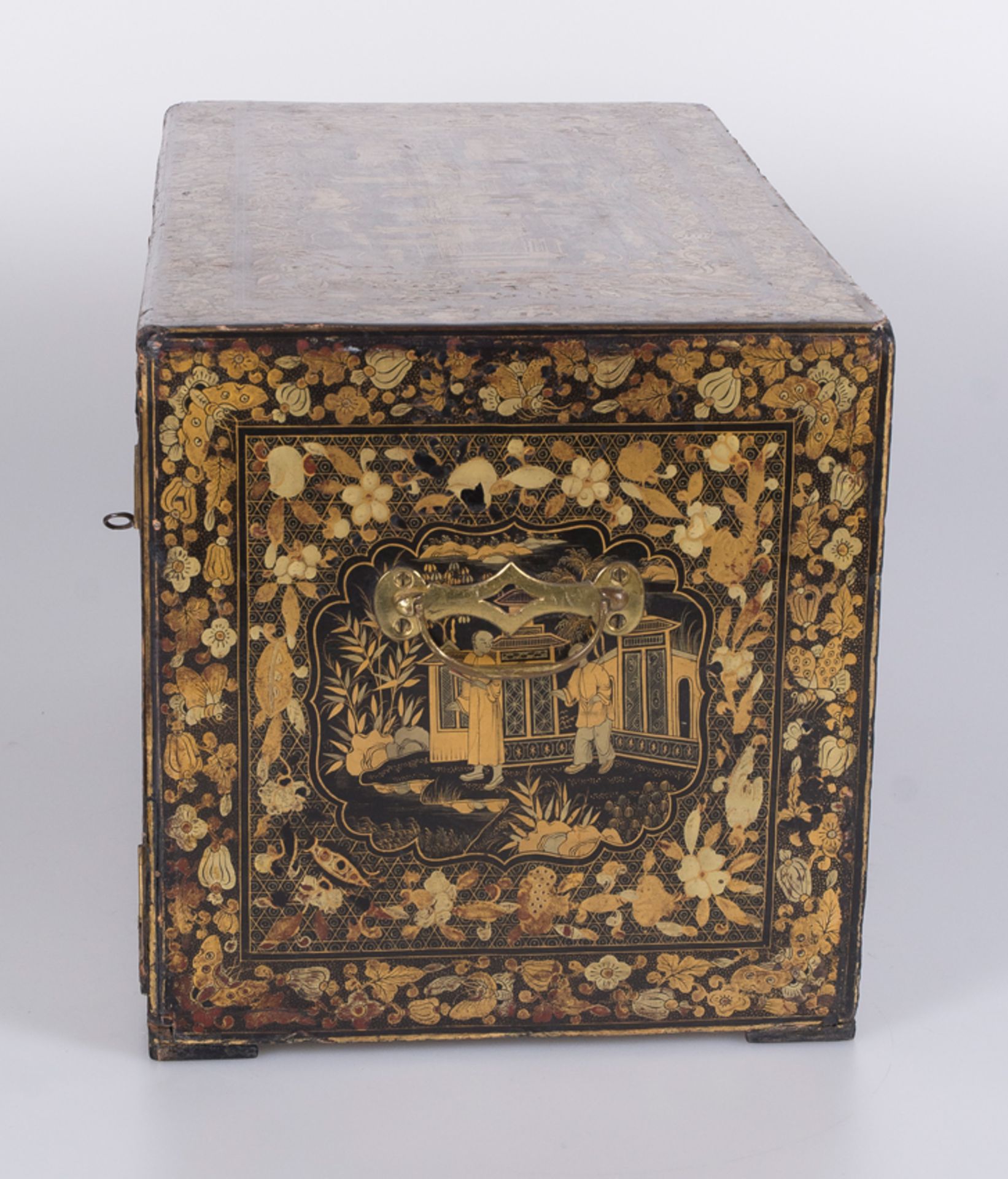 Lacquered and gilded wooden cabinet. 19th century. Qing Dynasty (1644-1912) or Regency. - Bild 8 aus 11