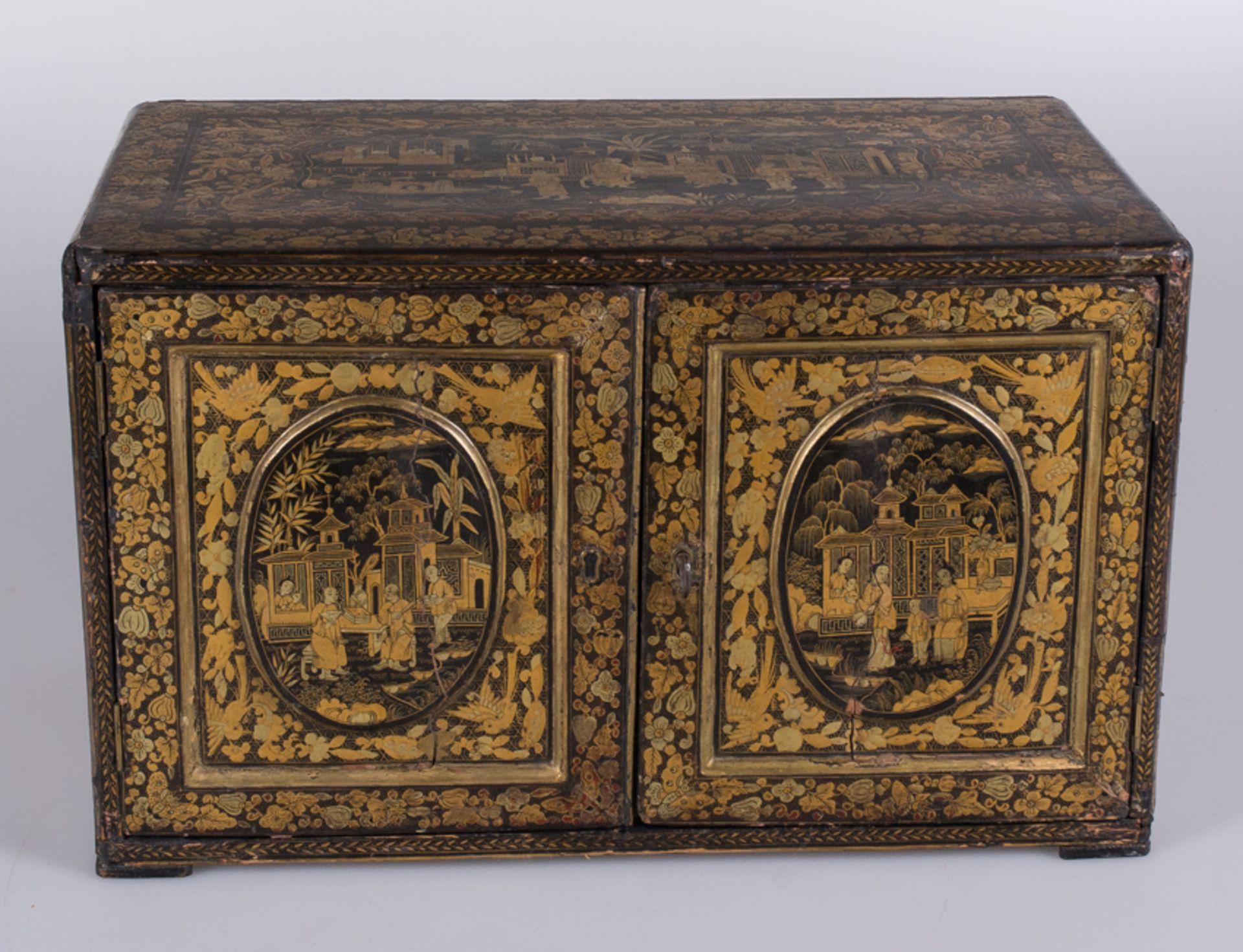 Lacquered and gilded wooden cabinet. 19th century. Qing Dynasty (1644-1912) or Regency. - Bild 2 aus 11