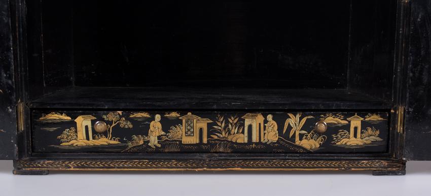 Lacquered and gilded wooden cabinet. 19th century. Qing Dynasty (1644-1912) or Regency. - Image 7 of 11