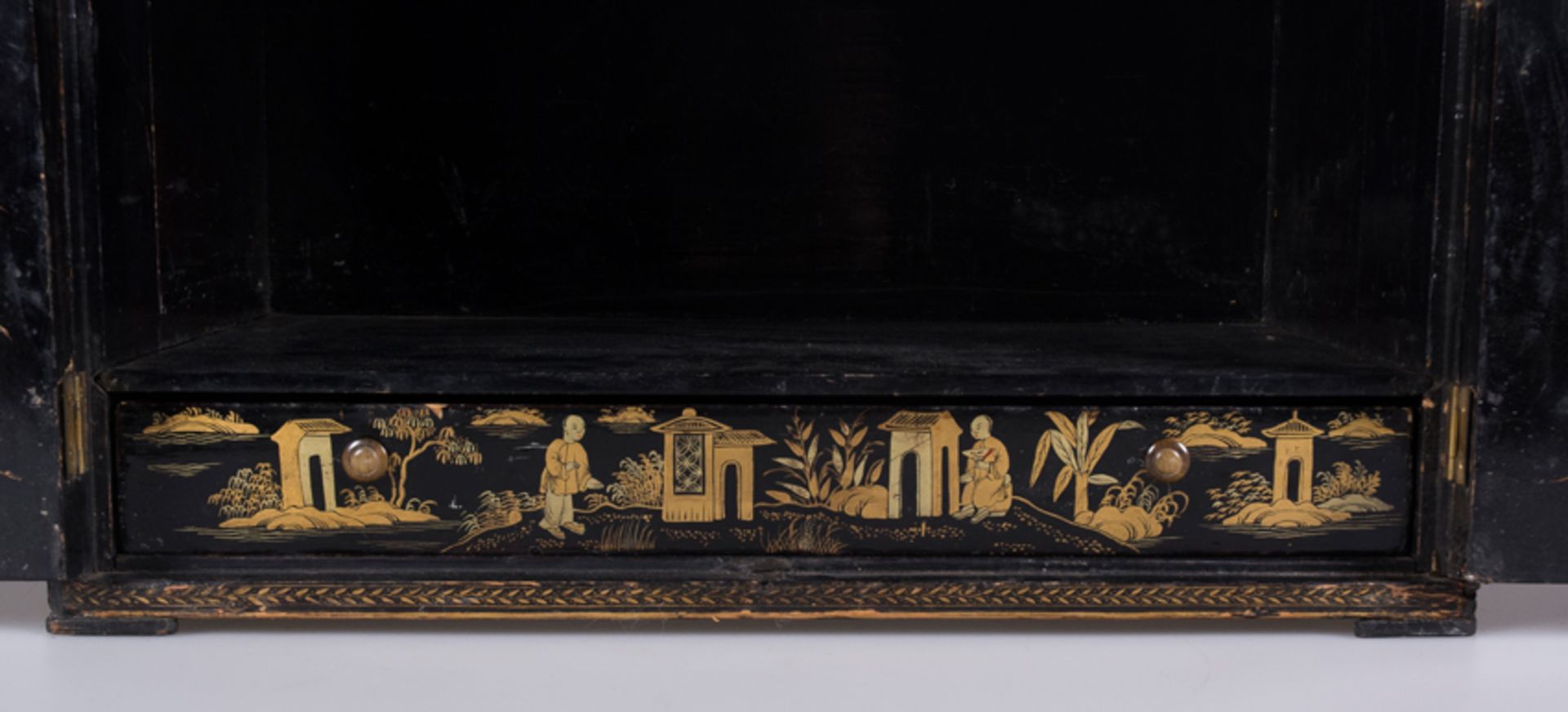 Lacquered and gilded wooden cabinet. 19th century. Qing Dynasty (1644-1912) or Regency. - Bild 7 aus 11