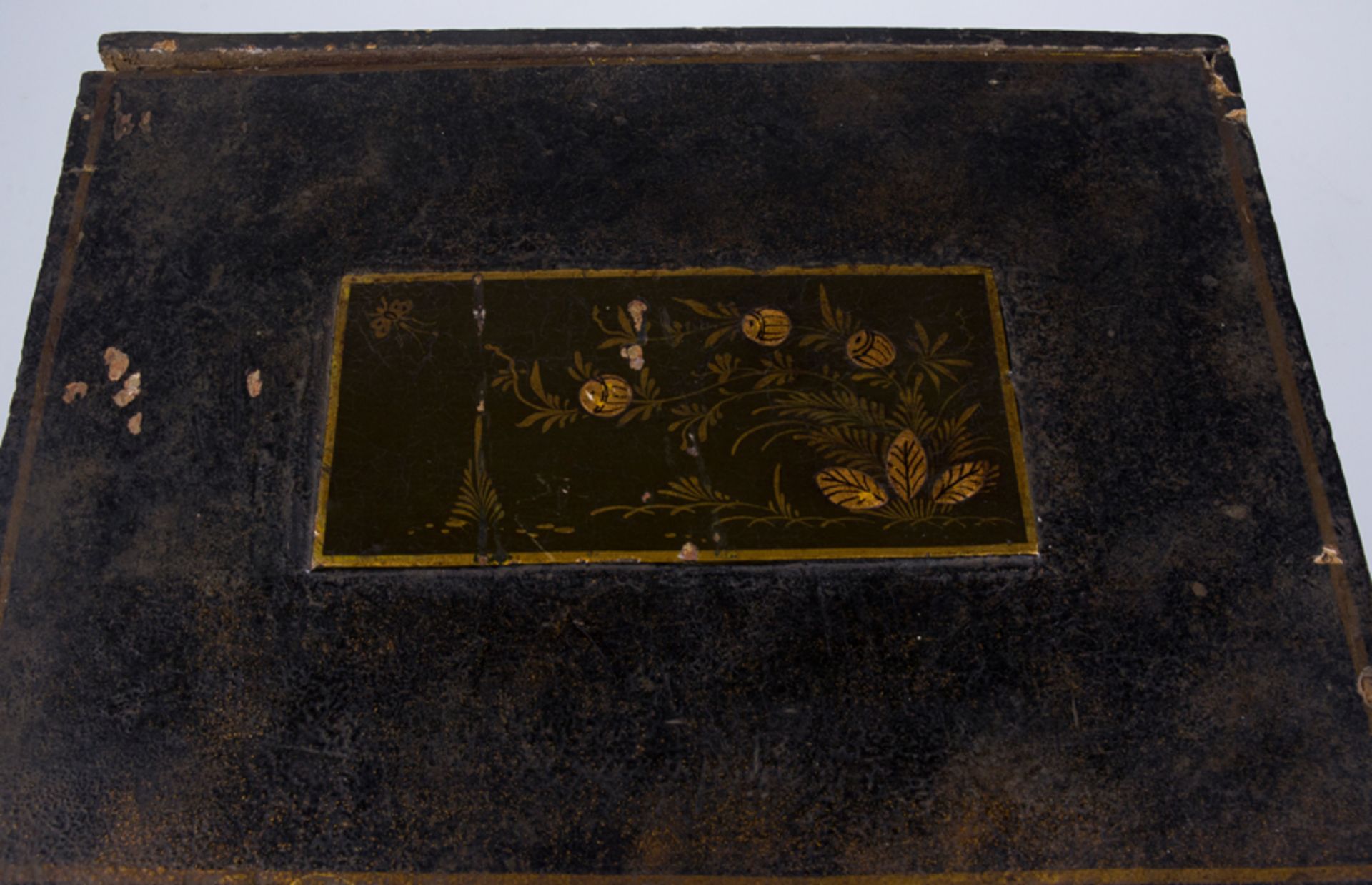 Gilded, lacquered wooden chest with engraved and gilded ivory interior. Indo-Portuguese. 18th centur - Image 8 of 10