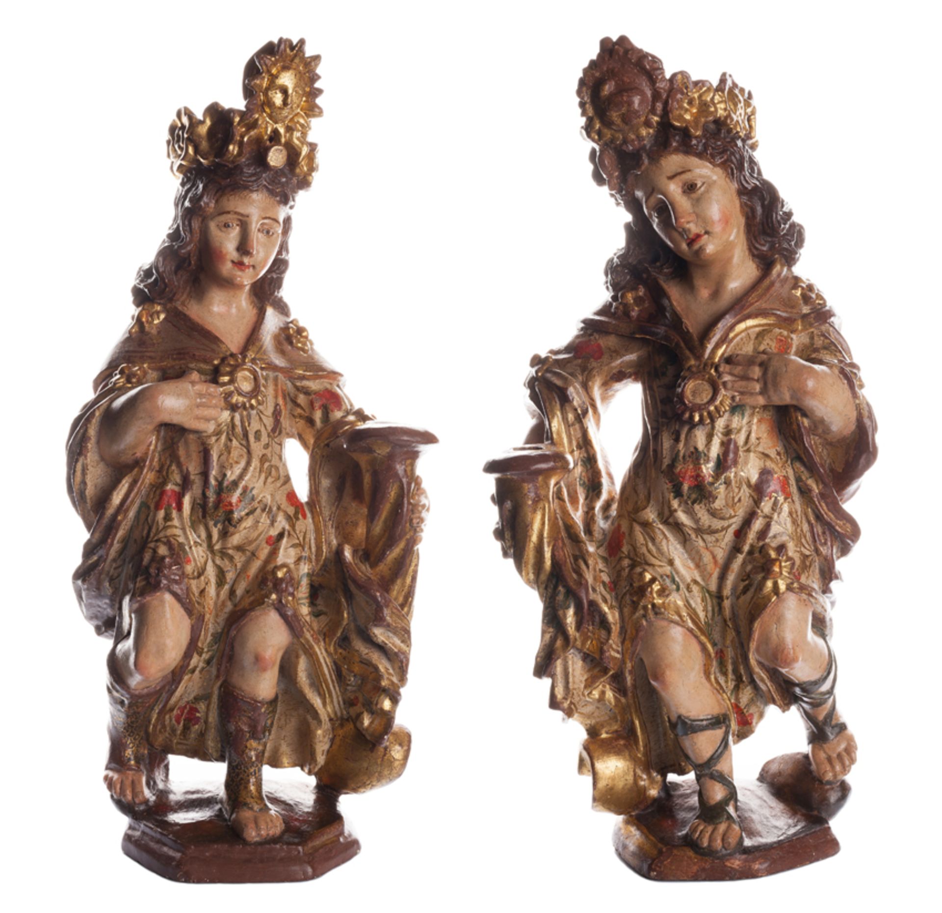 Imposing pair of angels in carved, gilded and polychromed wood. Viceroyalty of Peru. 17th - 18th cen