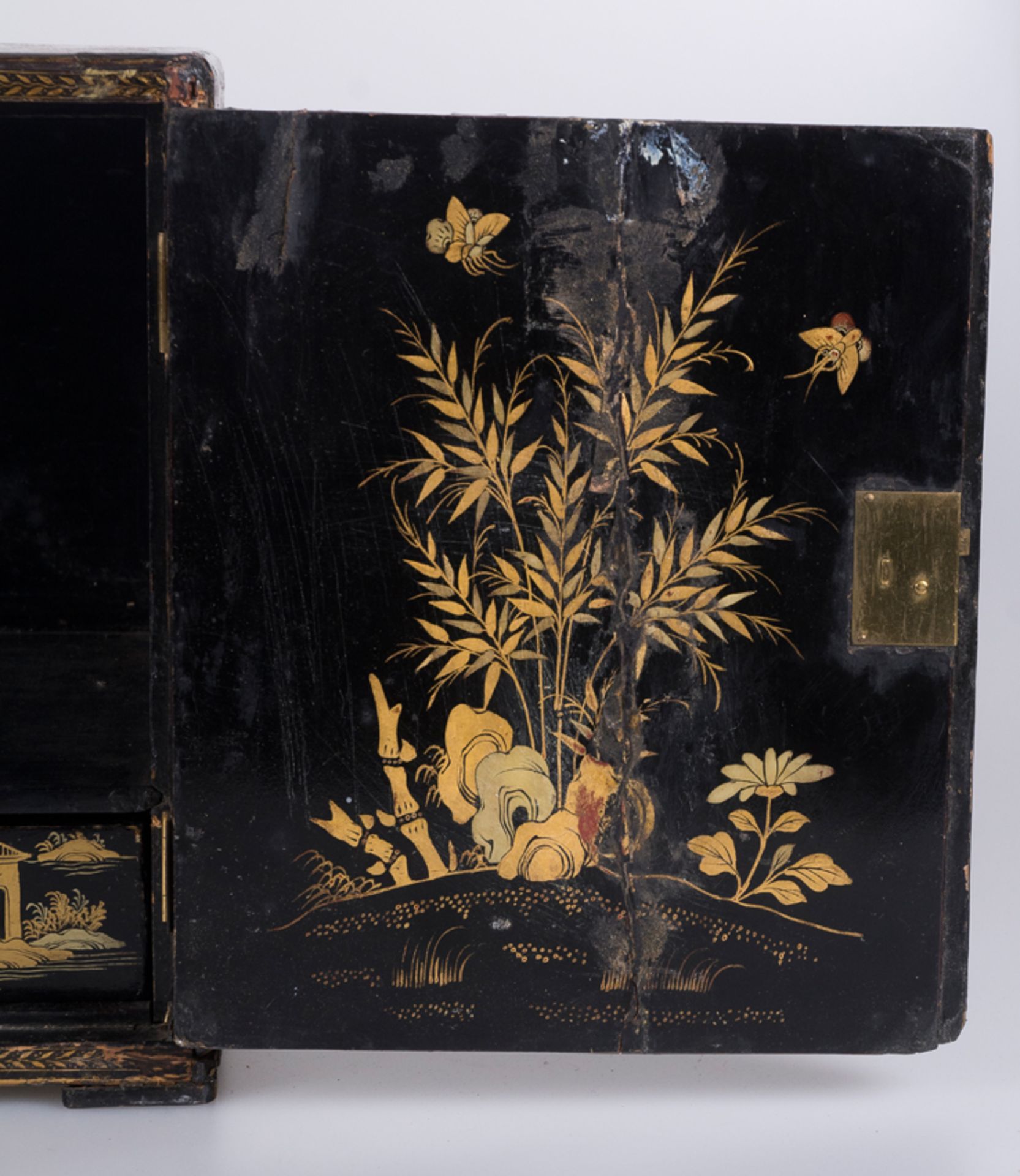 Lacquered and gilded wooden cabinet. 19th century. Qing Dynasty (1644-1912) or Regency. - Bild 6 aus 11