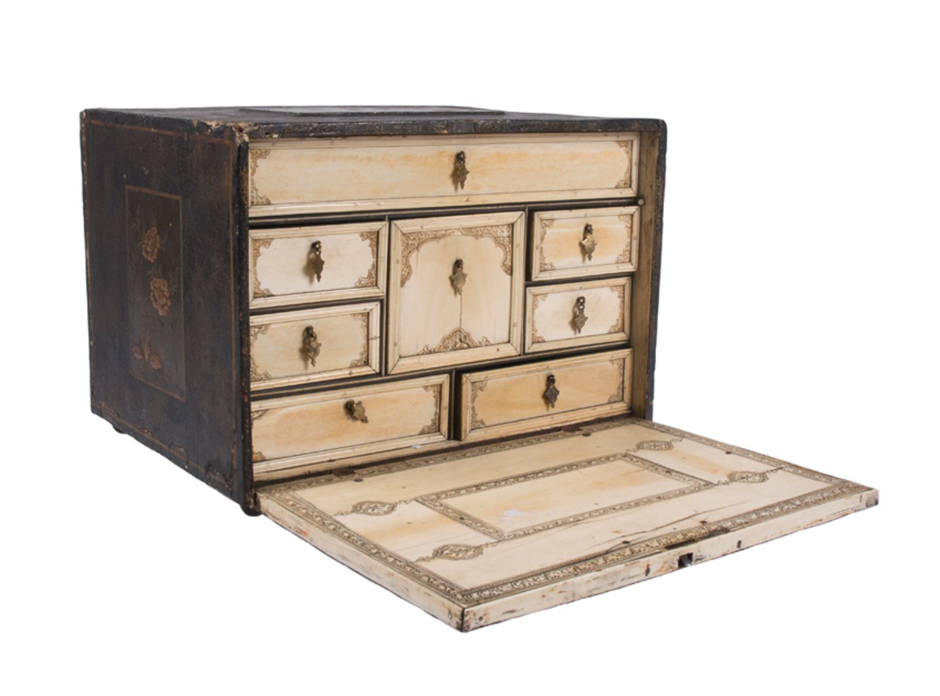 Gilded, lacquered wooden chest with engraved and gilded ivory interior. Indo-Portuguese. 18th centur