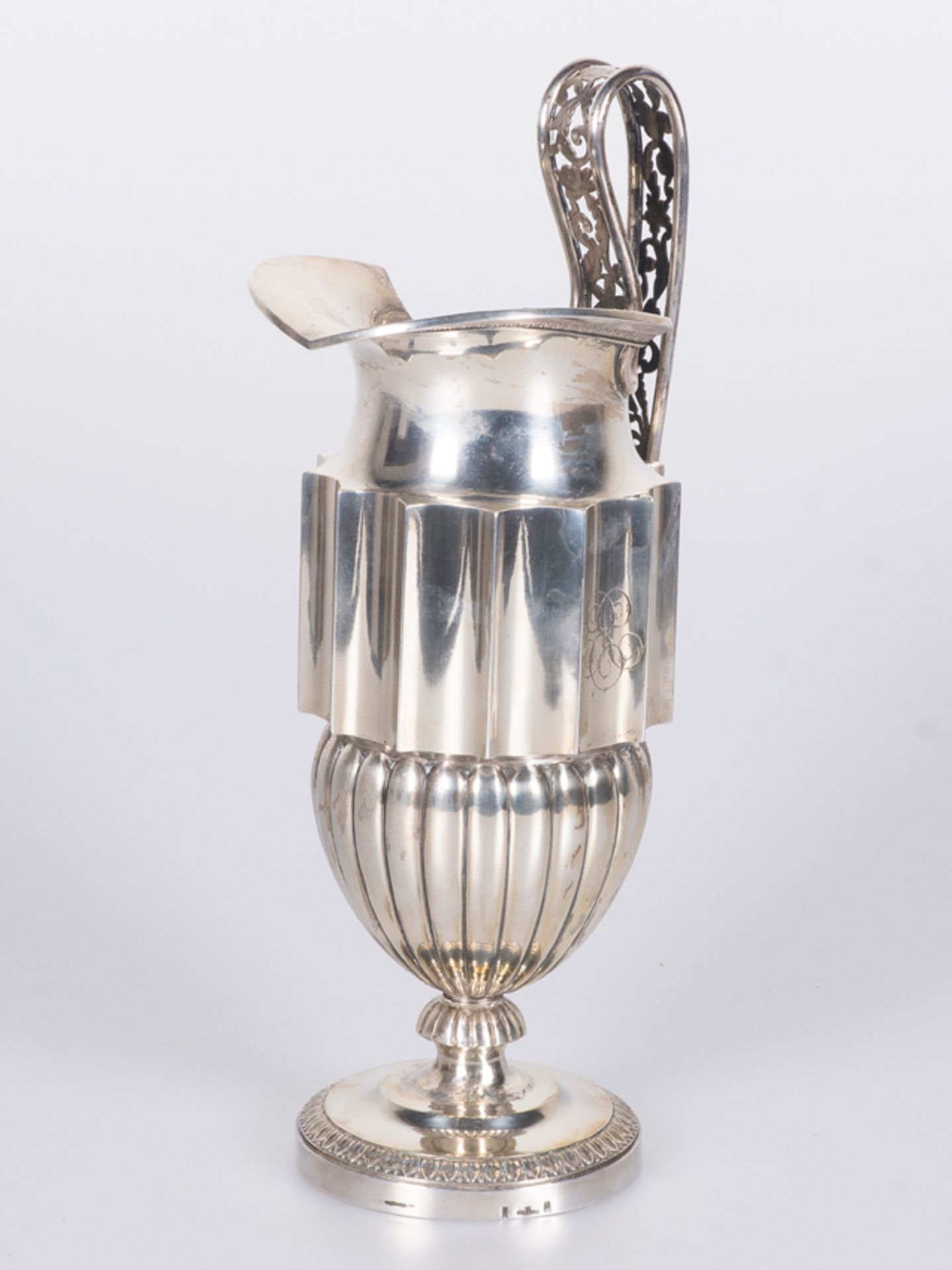 Embossed and chiselled silver jug. Marked Madrid Corte y Villa and Juan Sellán (1821 - 1884) - Bild 2 aus 5