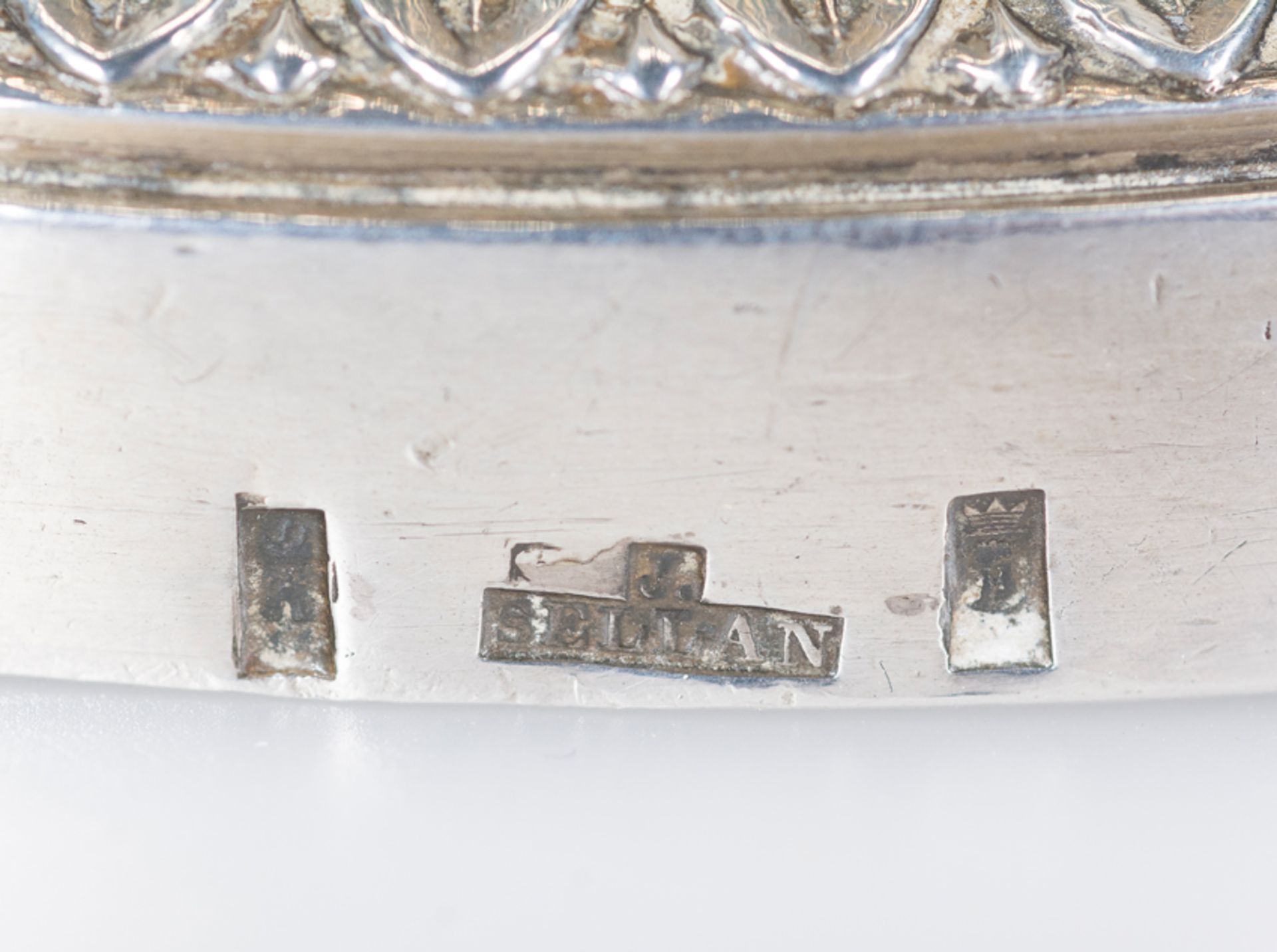 Embossed and chiselled silver jug. Marked Madrid Corte y Villa and Juan Sellán (1821 - 1884) - Bild 5 aus 5