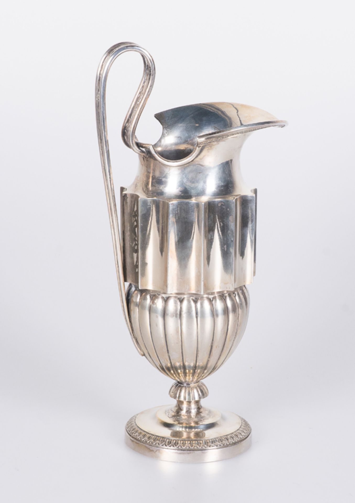 Embossed and chiselled silver jug. Marked Madrid Corte y Villa and Juan Sellán (1821 - 1884) - Bild 3 aus 5