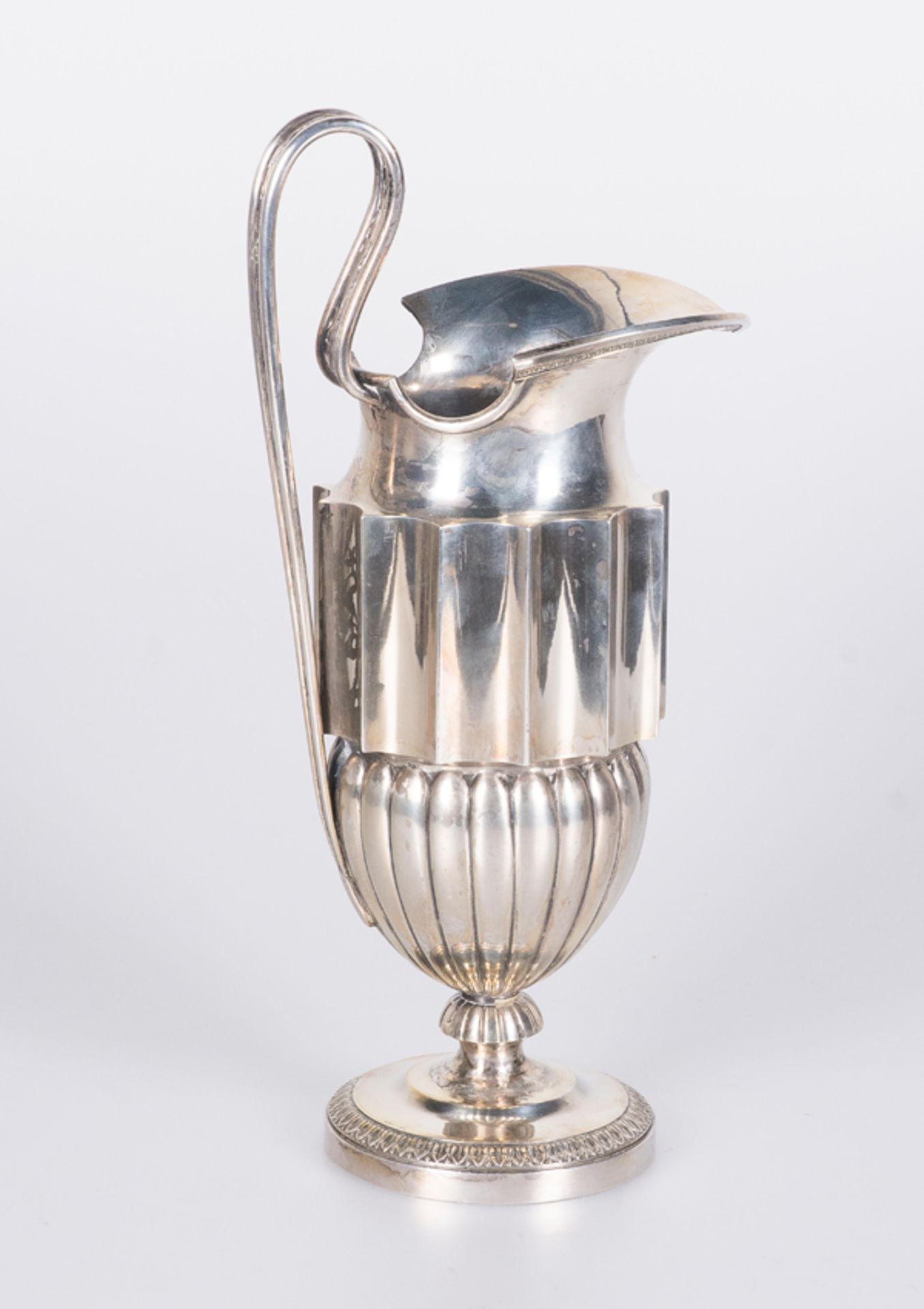 Embossed and chiselled silver jug. Marked Madrid Corte y Villa and Juan Sellán (1821 - 1884) - Image 3 of 5