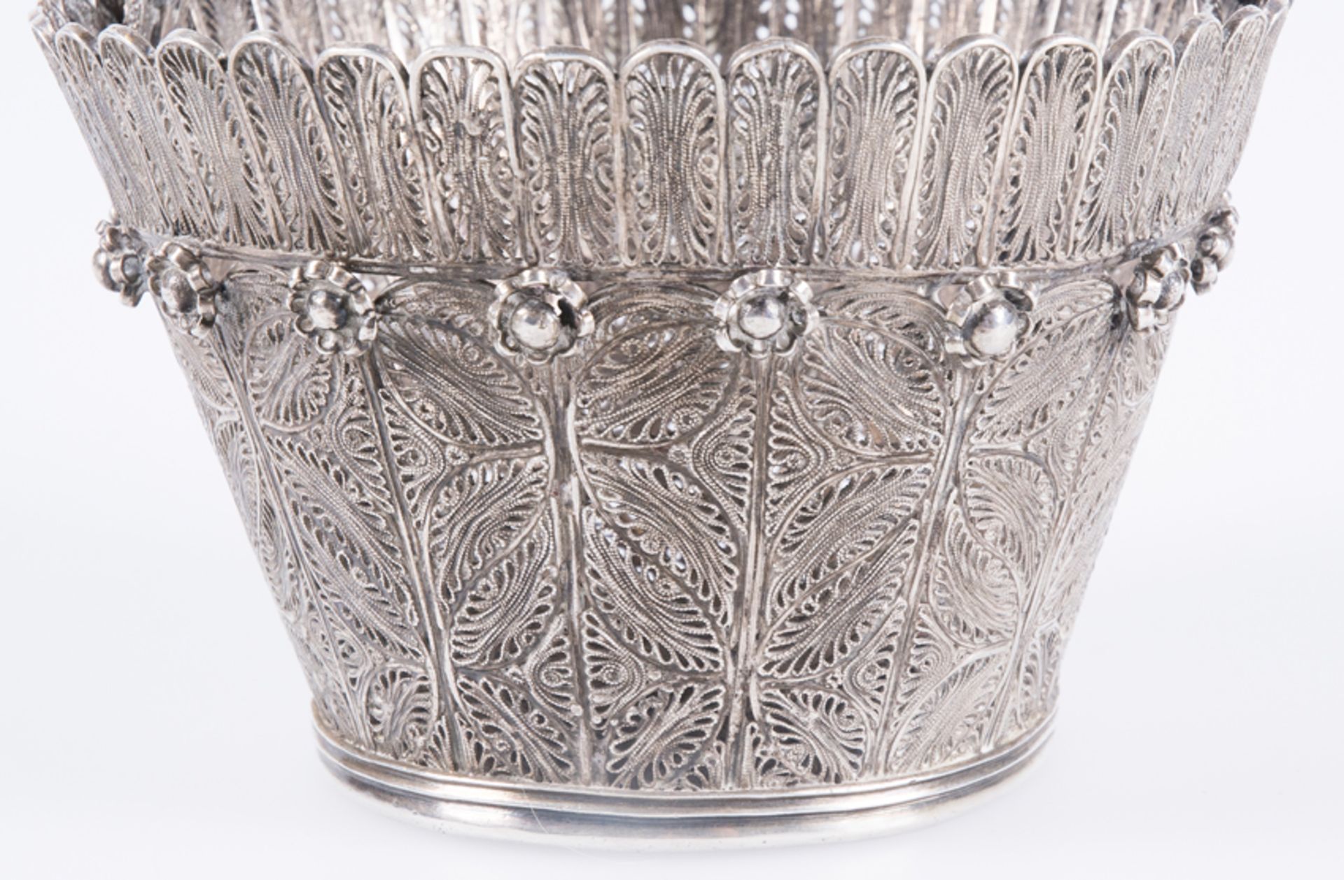 Silver filigree and cast silver scent bottle with applications in the shape of a basket. Colonial Sc - Image 6 of 7